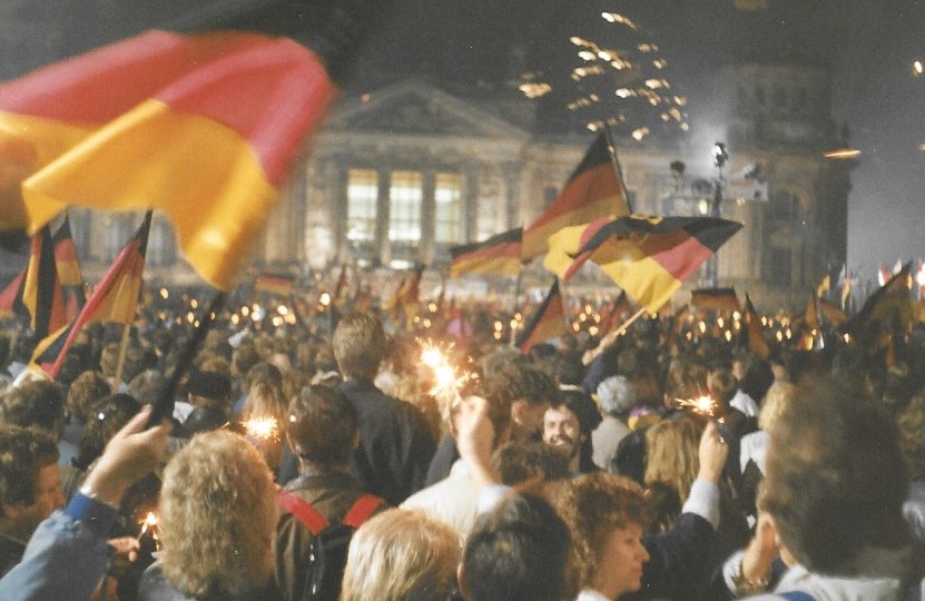 Jubel am Reichstag über den Mauerfall. Foto: H.J. Begall