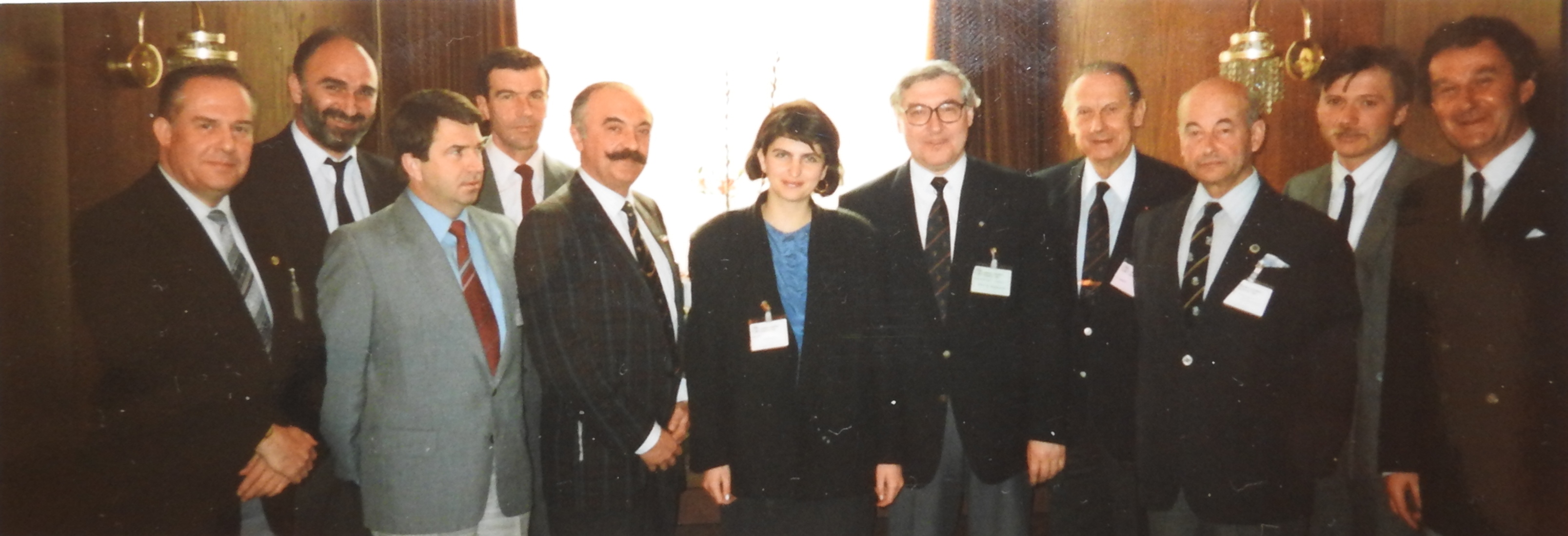 FEI-Versammlung mit den osteuropäischen FN-Vertretern vom März 1989 in Budapest. Die DDR-Delegation bestand aus Prof. Dr. Flade (l.) und Detlef Kröber (3.v.l.). In der Mitte Weltcup-Direktor Max Ammann. Foto: FEI/Ammann