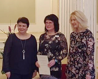 Ministerpräsidentin Manuela Schwesig (r.) und Bildungsministerin Birgit Hesse (l.) zeichnen Katrin Schlövogt für ihr ehrenamtliches Engagement mit der Ehrennadel des Landes Mecklenburg-Vorpommern aus.