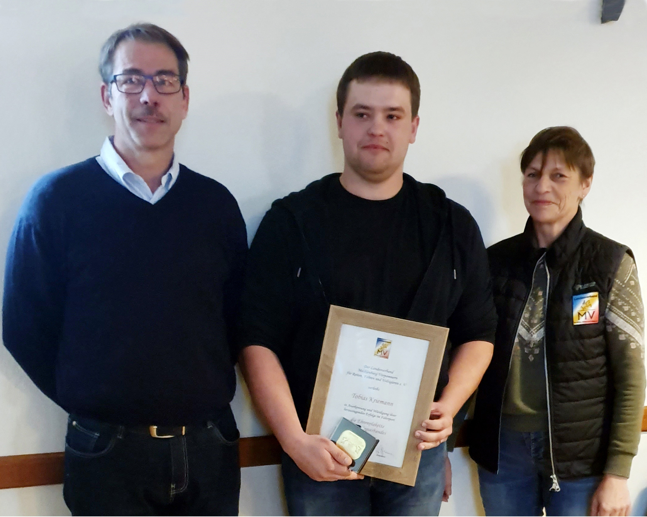 Tobias Kriemann erhielt nach Ausscheiden aus dem U25-Lager der Fahrer aus Altersgründen aus der Hand von Landestrainerin Elke Spierling und Disziplintrainer Jörg Cröger für seine sportlichen Leistungen die Ehrenplakette des Landesverbandes in Gold. Foto: Jutta Wego