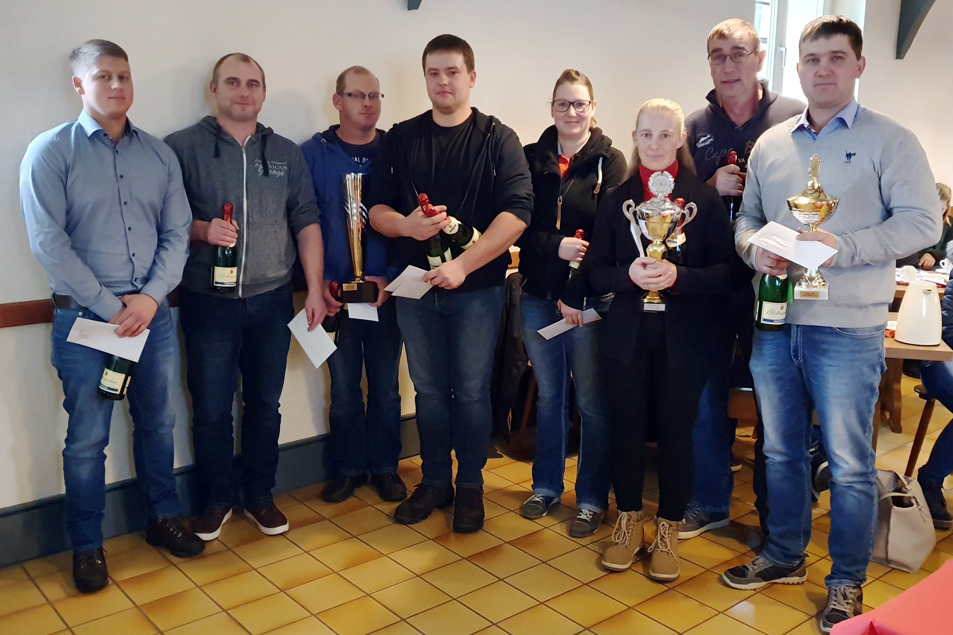 Die Ehrungen der drei Besten in den Fahrercups 2019: v.l. Felix Dallmann, Henry Fritz, Christian Hornung-Petit, Sabine Hecht, Anja Krüger, Fred Dittberner und Marion Schildt. Foto: Jutta Wego