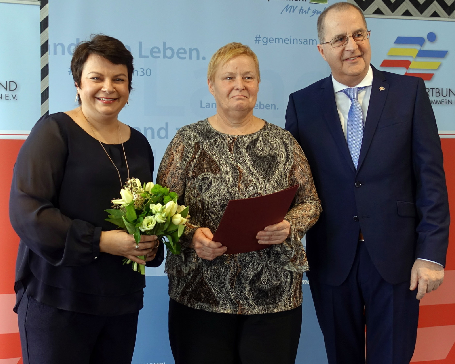 Ehrung für Dagmar Sagert (Mi.) aus den Händen von Sozialministerin Stefanie Drese und LSB-Präsident Andreas Bluhm. © LSB/ Collin