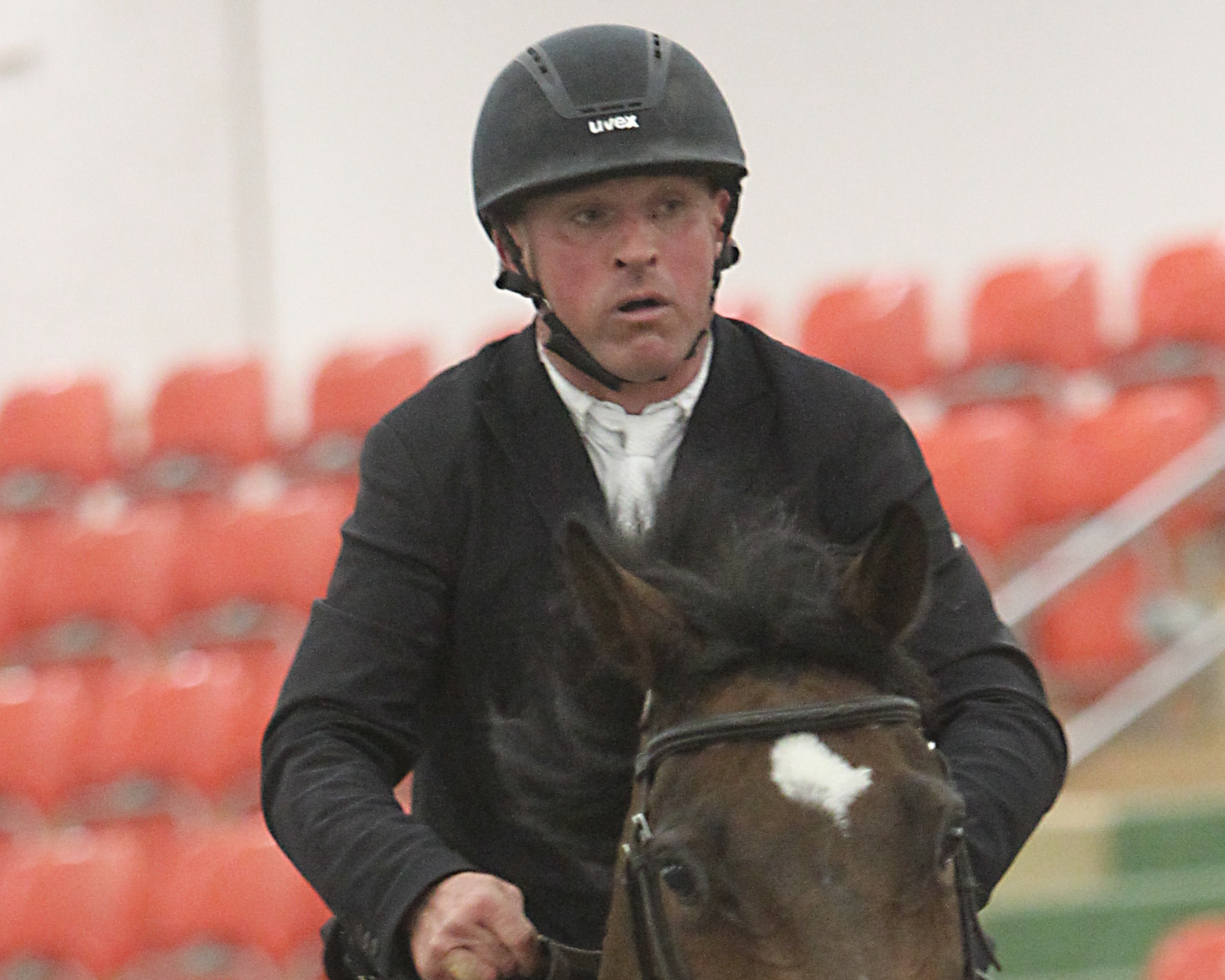 Jörg Möller aus Garlitz sattelte am Montag (3.2.) seine Pferde beim Turnier des „Montagclubs“ in Luhmühlen und kam zu fünf Platzierungen. Foto: Jutta Wego