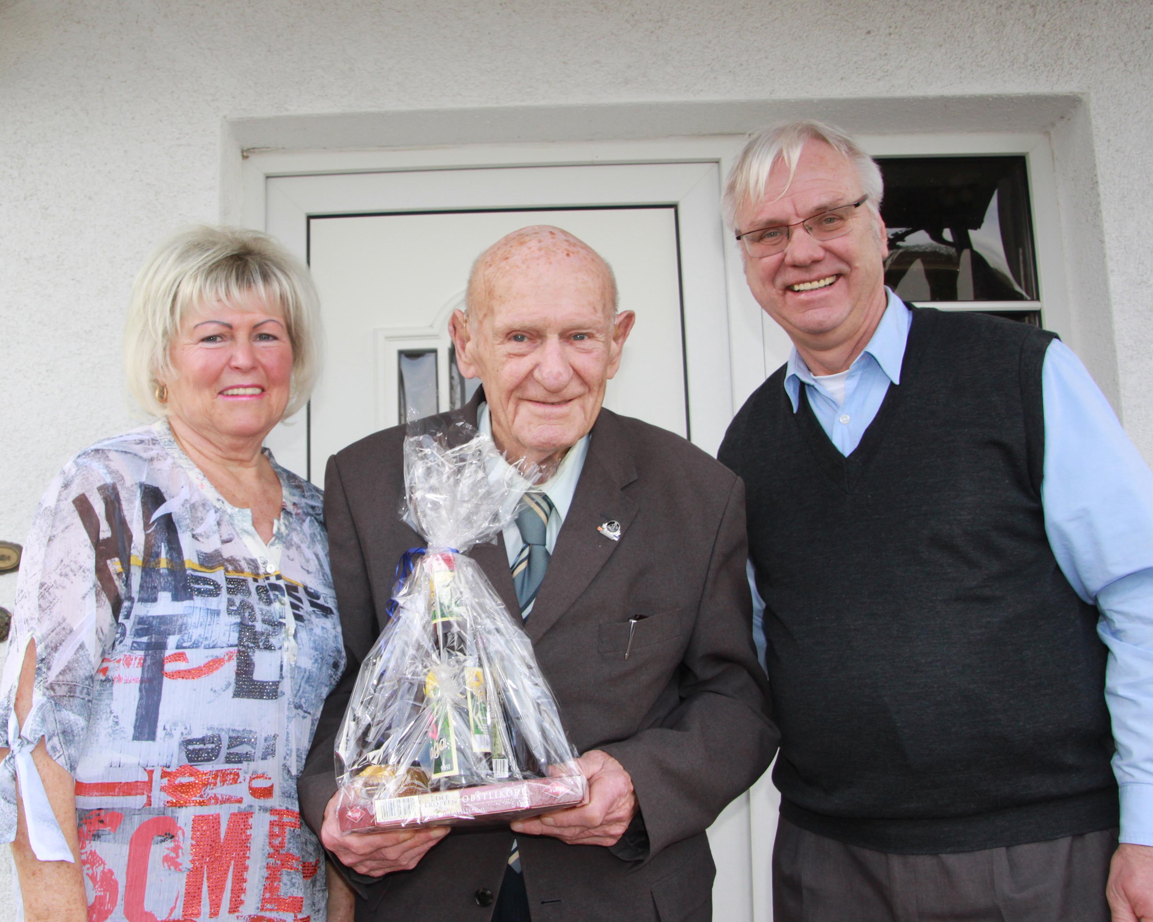 Die Glückwünsche der Landeskommission für Pferdeleistungsprüfungen überbrachte dem Jubilar (Mitte) der Vorsitzende Hans-Joachim Begall (r.). Seine Tochter (l.) unterstützt Hans-Julius Schröder, wo sie kann. Foto: Sonja Rach