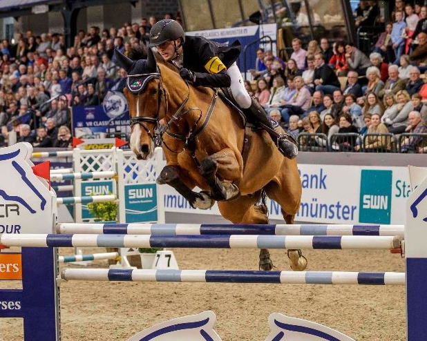 Mit Luca Toni, der einst aus dem Hause Schmidt kam, zum Sieg in der BEMER Riders Tour - Nisse Lüneburg holte sich in Neumünster bei den VR Classics den Gesamtsieg in der internationalen Springsportserie. Foto: Stefan Lafrentz