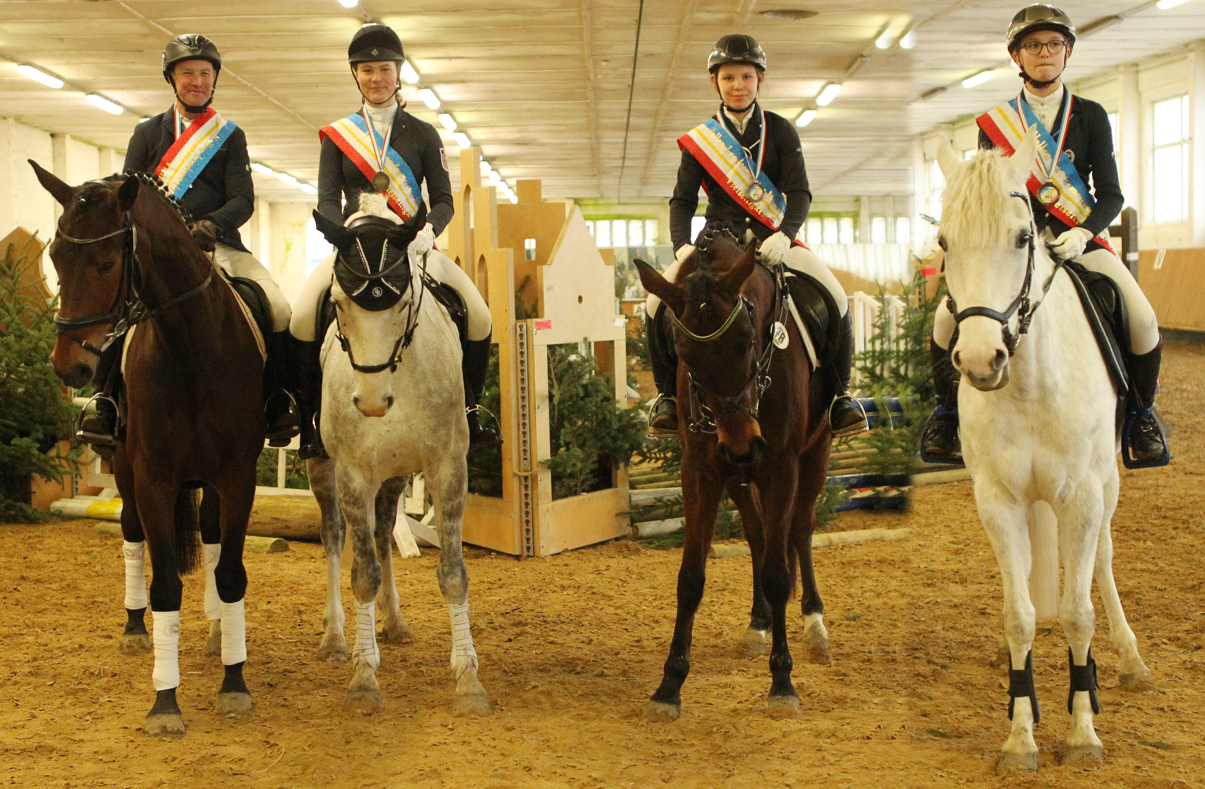 Die neuen Hallen-Landes in der Vielseitigkeit v.l. Andreas Brandt (Neuendorf), Emelie Bütenheide (Güstrow), Ann-Katrin Staege Kröpelin/Parkentin) und Nele Wunderberg (Nielitz). Foto: Jutta Wego