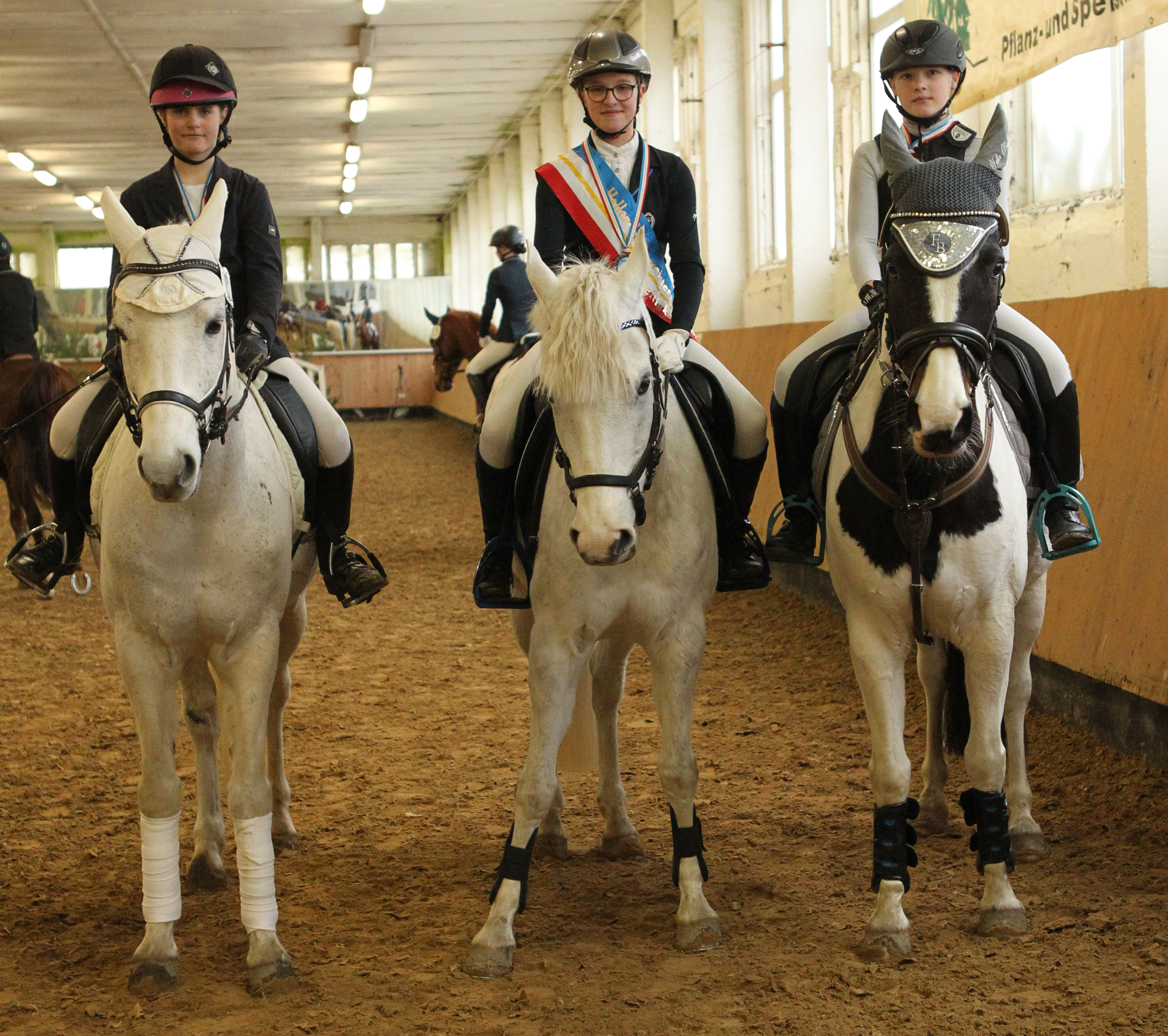 Die Medaillengewinner der Ponyreiter v.l. Helene Bürenheide (Güstrow), Nele Wunderberg (Nielitz), Jule Marie Kuhlke (Satow). Foto: Jutta Wego