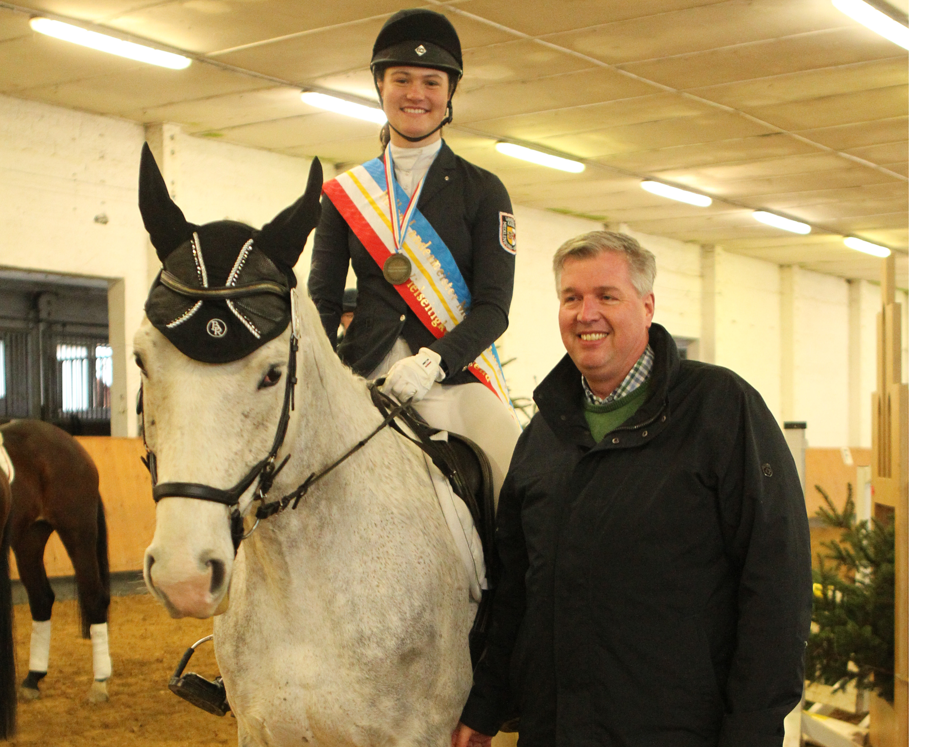 Präsidiumsmitglied Ansgar Kurp (Kloster Wulfshagen) gratulierte die Medaillengewinner für den Landesverband. Foto: Jutta Wego