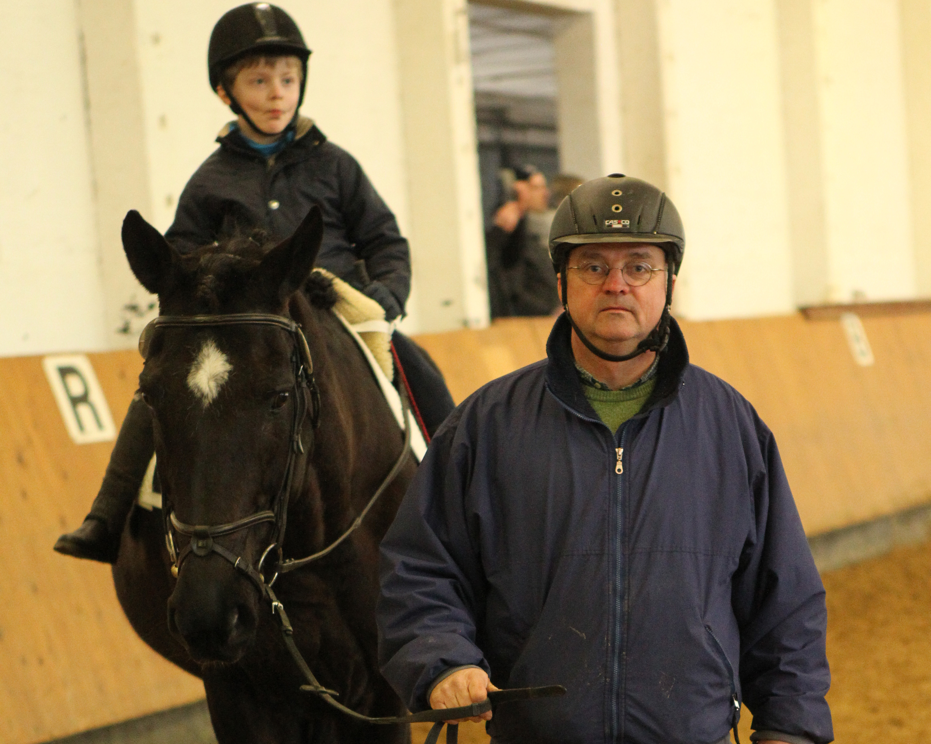 Turnierleiter und Anlagenbesitzer Christian Zehe mit Sohn Hektor beim Führzügelwettbewerb. Foto: Jutta Wego