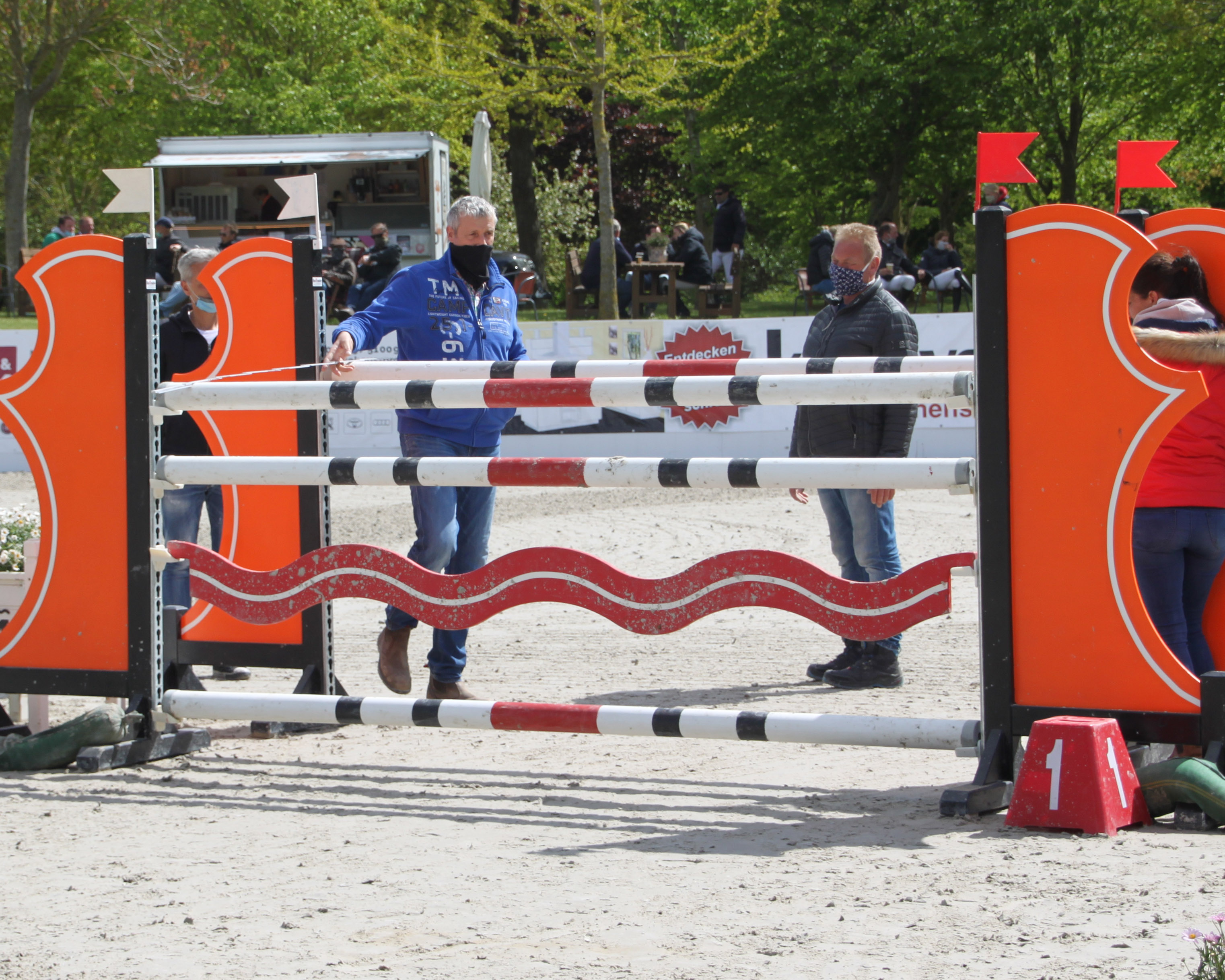 Wer nicht im Sattel saß, trug Mundschutz. Auch Pacourschef Ralf Stehr und sein Assistent. Foto: H.J. Begall