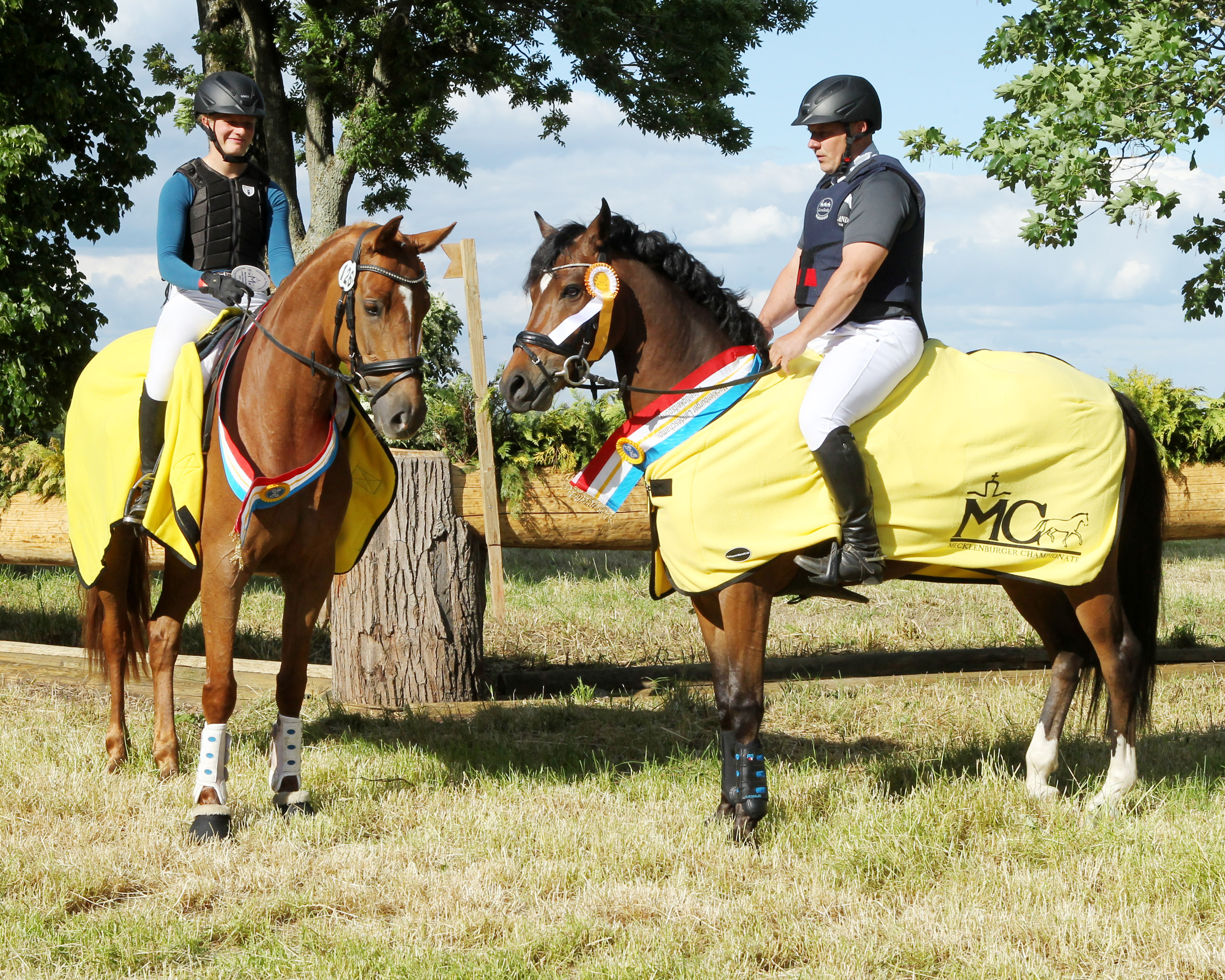 Die beiden Geländepferde/-pony Landeschampion: Die 5-jährige Mecklenburger Stute Daylight P (v. D’Olympic) mit Sandra Penndorf und der gleichaltrige Ponywallach Bosko (v. Boritas II) unter Enrico Finck. Foto: Jutta Wego
