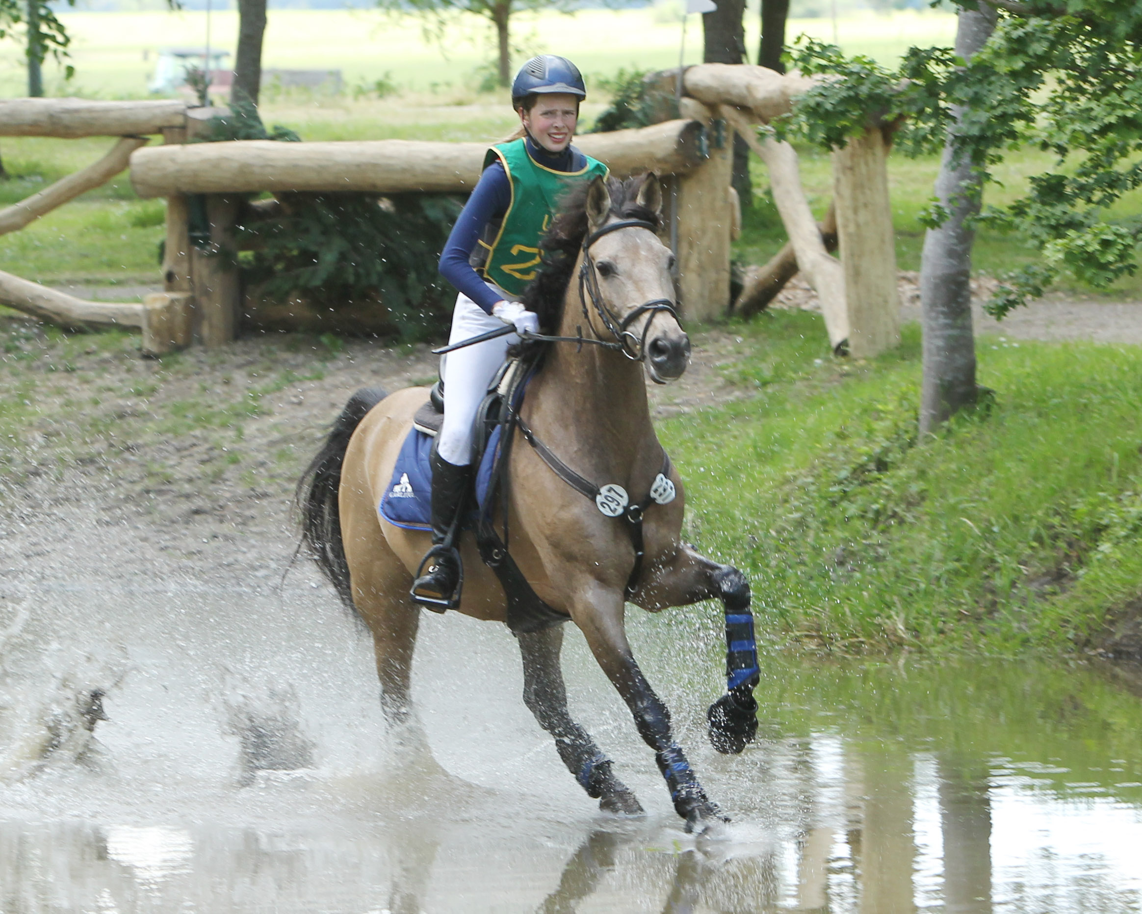 Den einzigen MV-Sieg in den Vielseitigkeits- und Kombinierten Prüfungen gab es für die 16-jährige Carlotta Riedesel (Altkamp/Rügen), die mit Pony Niklas die E-Vielseitigkeit gewann. Foto: Jutta Wego