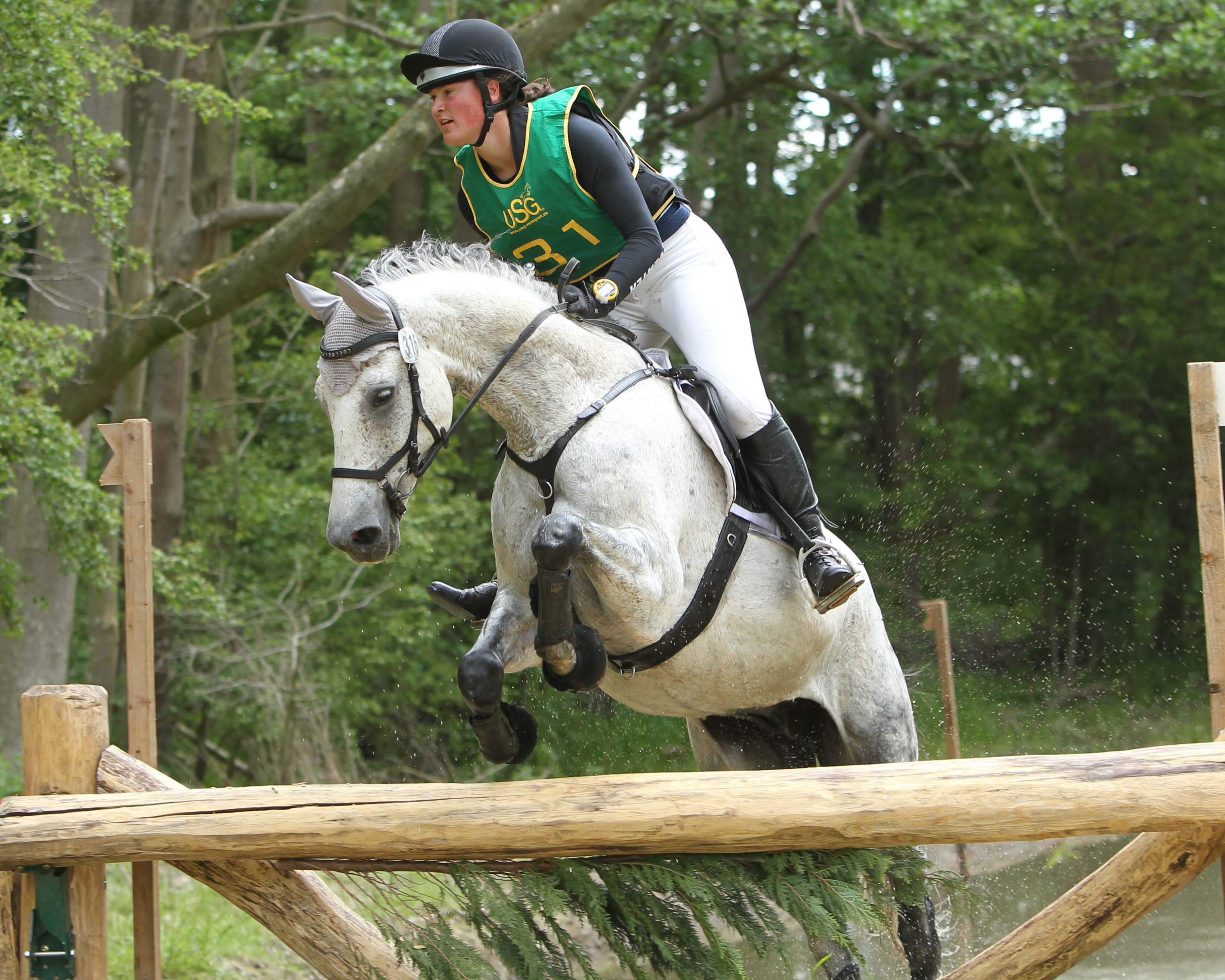 Die 15-jährige Emelie Bürenheide aus Korleput absolvierte mit Quintus zwei Nullrunden im Springparcours und im Gelände und wurde in der 2. Abteilung der A-Vielseitigkeit Zweite. Foto: Jutta Wego