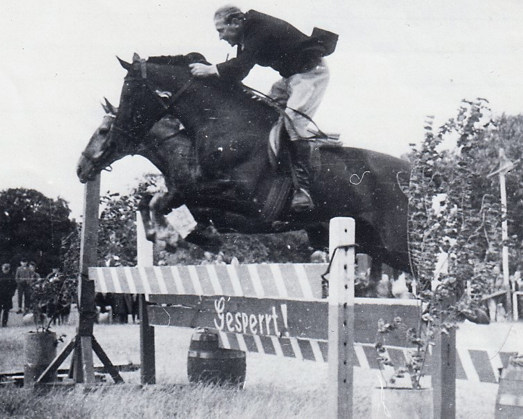 Zwar kein Hochsprung-Rekordversuch, aber auch Paarspringen, wie hier im Jahre 1961 in Dummerstorf, gehörten zum normalen (nicht unumstrittenen) Turnierprogramm. Auch ohne Kopfbedeckung möglich, wie hier Jürgen Milharek. In Kavelstorf zu Hause, ritt Jürgen Milharek (besonders als Mehrspännerfahrer bekannt) damals in Dummerstorf und ging dann mit Umsiedlung der Trakehner-Genreserveherde 1964 nach Ganschow auf den Fohlenhof, wie der Betrieb damals hieß. Foto: Archiv Wego