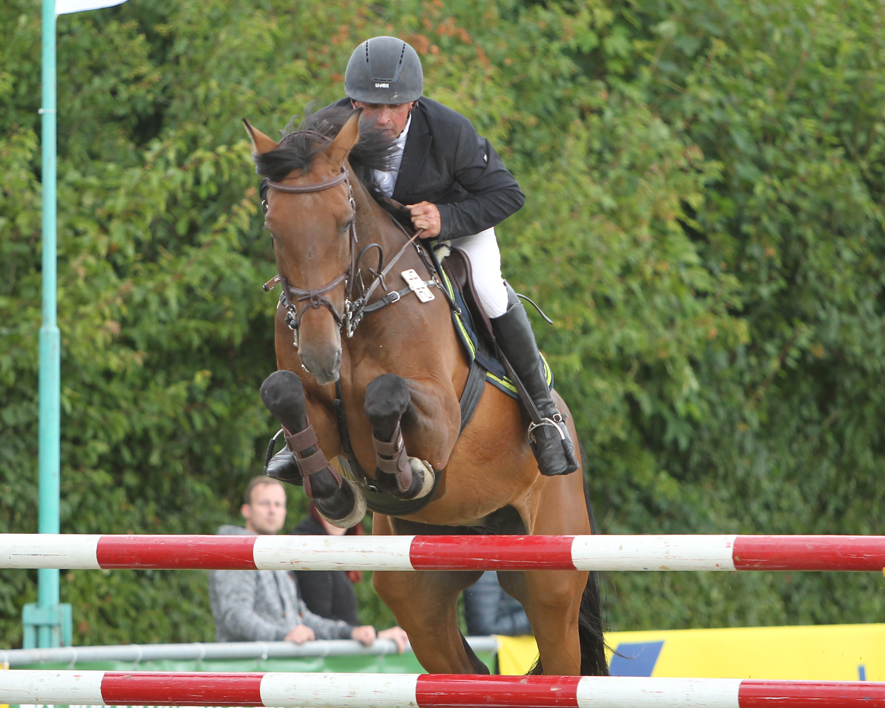 Mit einem Sieg auf dem 10 Jahre alten Lion Cor kehrte der 50-jährige Jörg Möller aus Garlitz vom Internationalen Springturnier in Westergellersen (Lüneburger Heide) nach Hause zurück. Foto: Jutta Wego