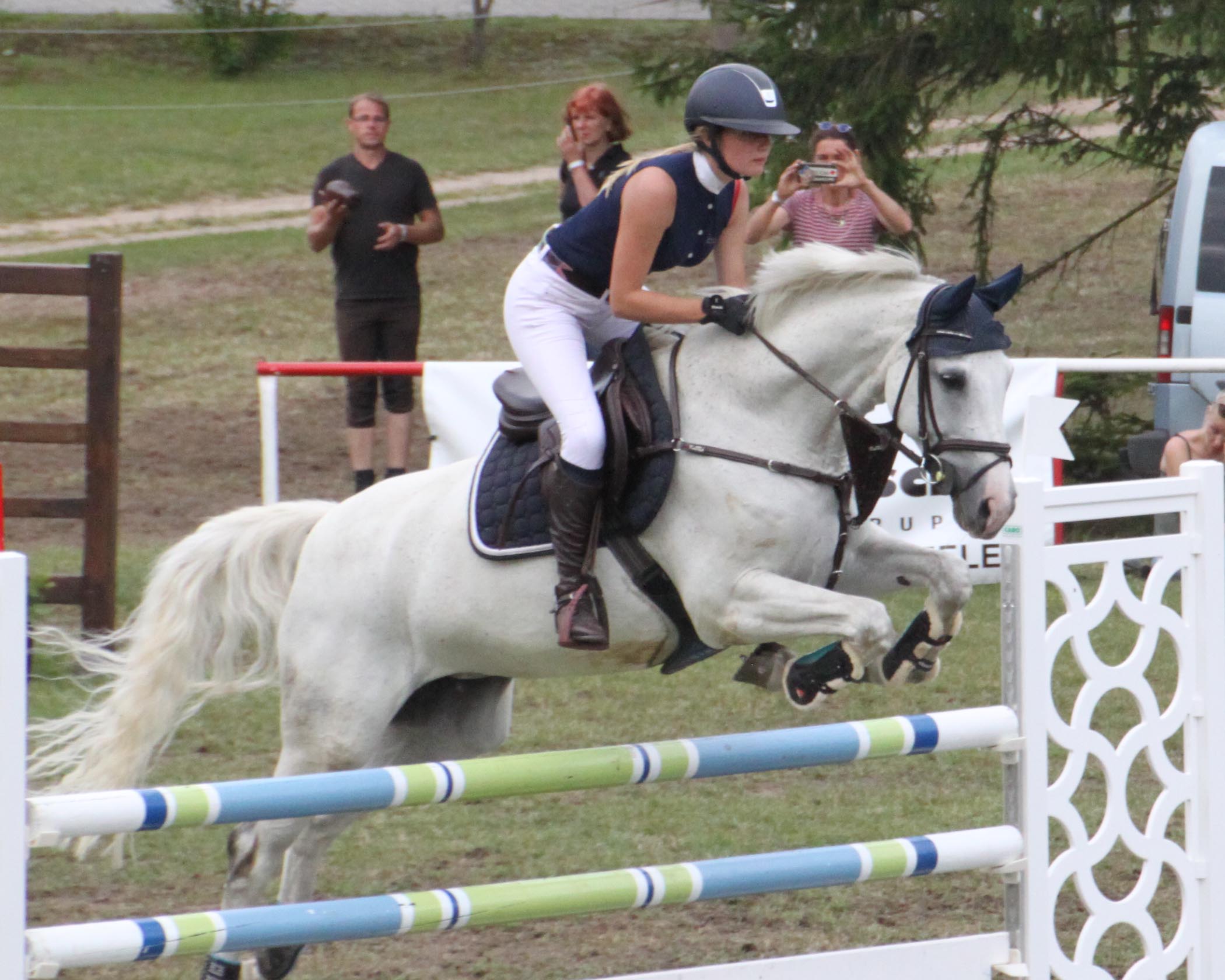 Zu den Siegerinnen in den L-Springen Hermine Burchard (RV Güstrow) mit Easy Elektra Mo. Foto: H.J.Begall