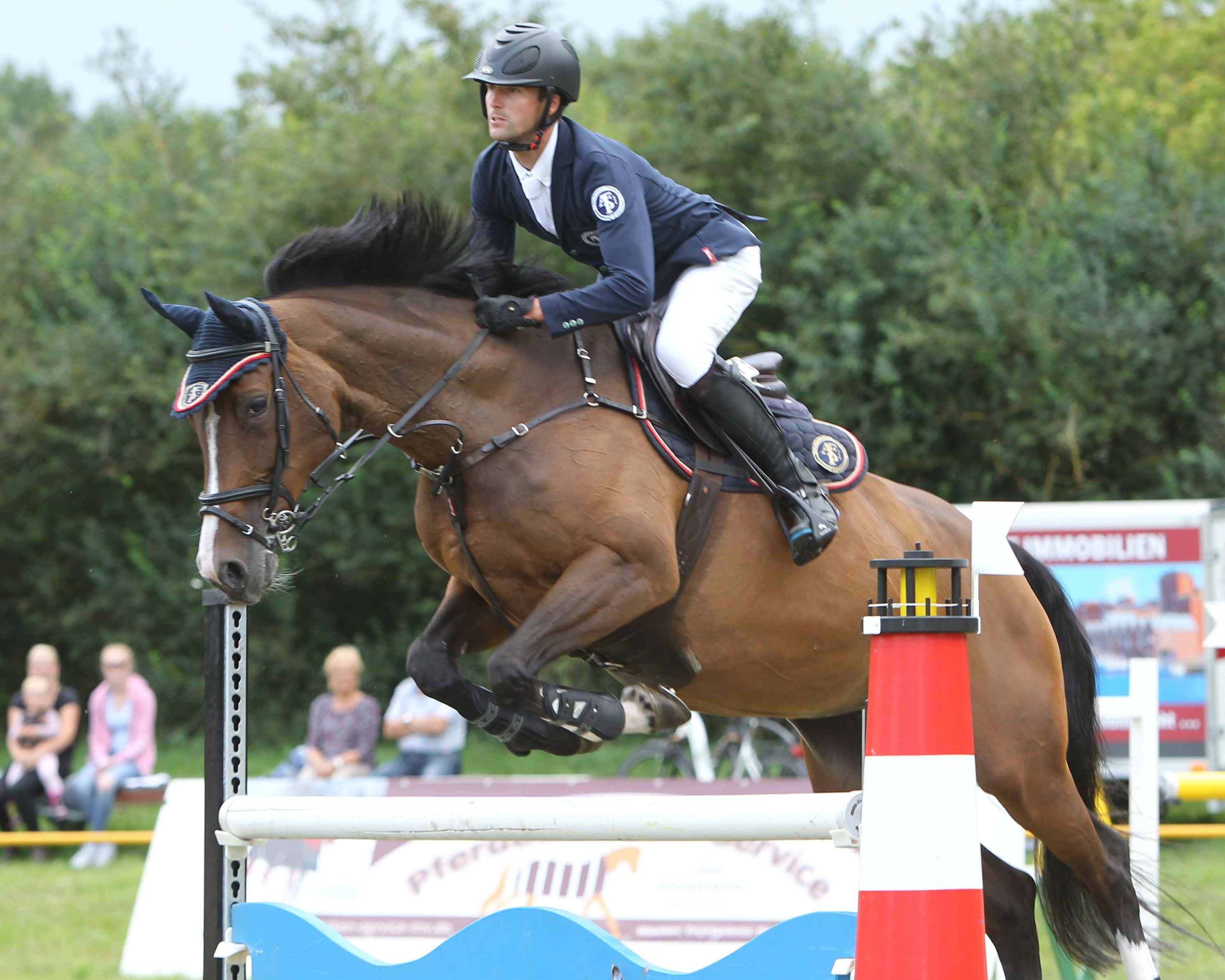 Bereits einmal siegreich (2015) wurde der Gadebuscher Philipp Makowei mit Balouna Windana diesmal Zweiter im Großen Preis. Foto: Jutta Wego