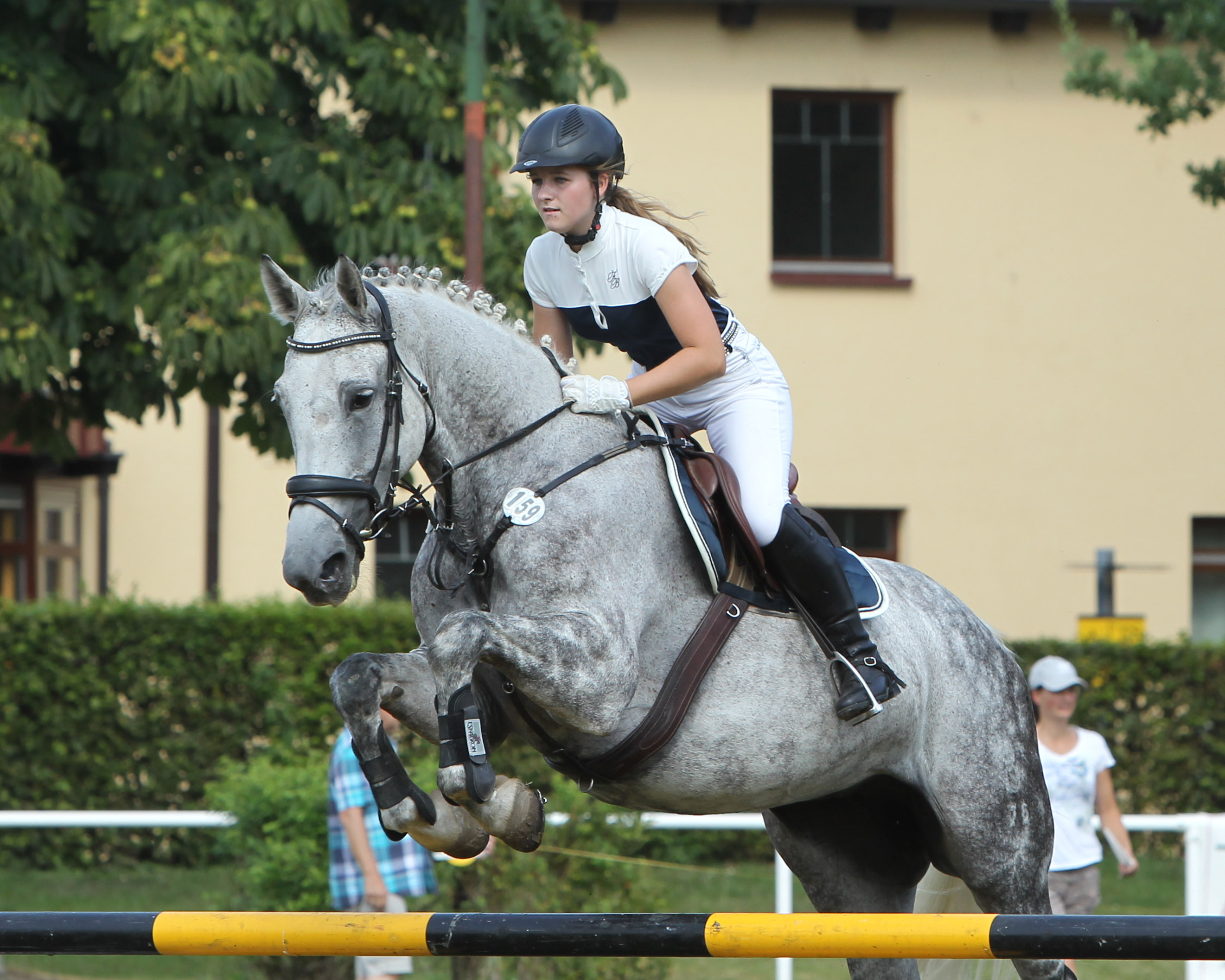 Die 16-jährige Luisa Prüter aus Dummerstorf ist für stilistisch gutes Reiten bekannt. In Miltzow gewann sie mit der Schimmelstute Chenova P das Stilspringen mit Wertnote 8,4. Foto: Jutta Wego