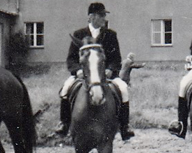 Ernst Oehmke, hier mit Peenemaid, der Ende der 1950er Jahre zur GST, später HSG Rostock gehörte, tauchte damals gehäuft in den Turnierergebnissen auf und war einer der prägenden Reiter und Ausbilder in Rostock. Archiv Wego 