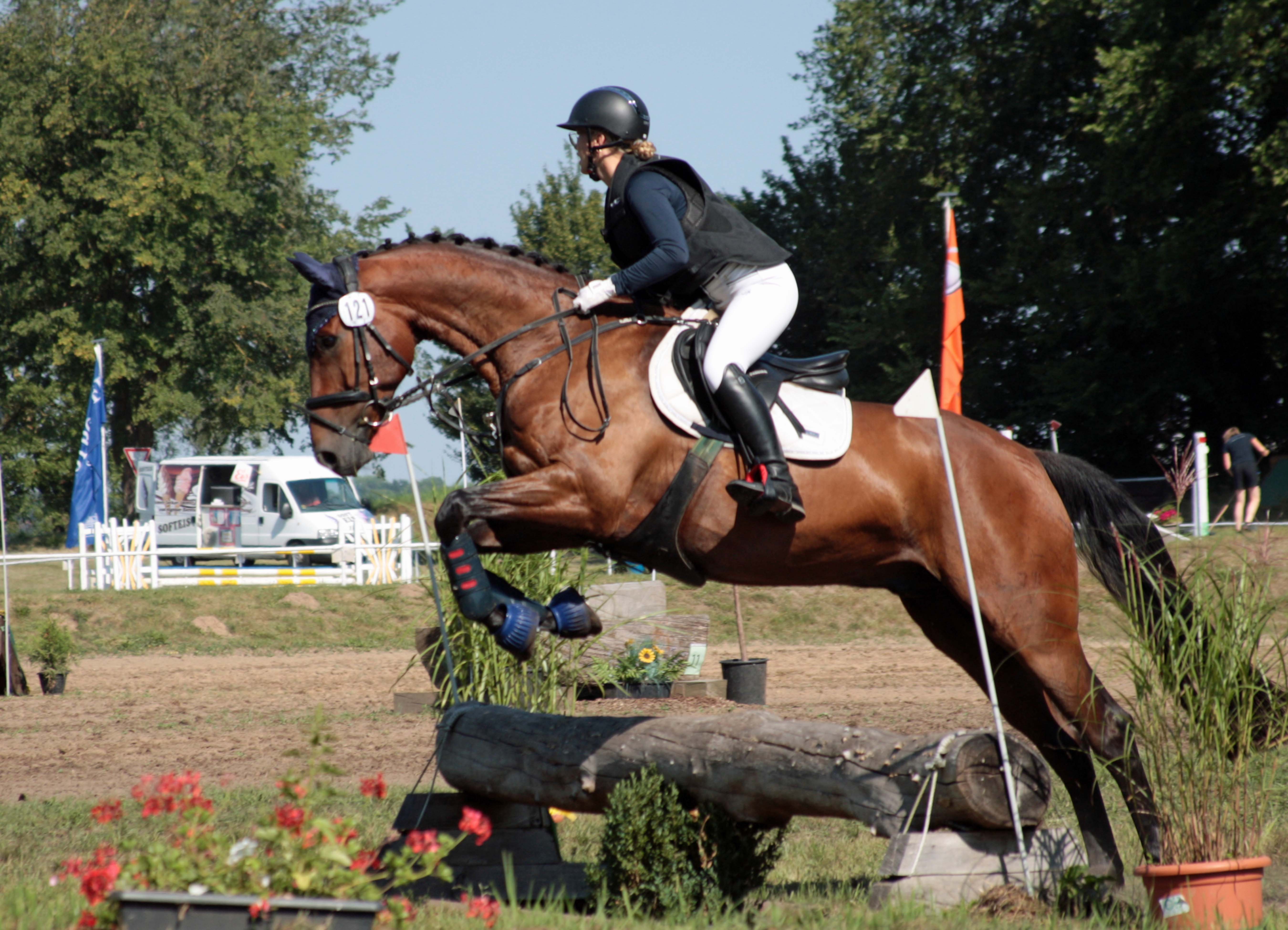 Emma-Lena Balke aus Rederank, die für den Reitstall Klein Warin reitet, gewann in Spoitgendorf mit Ribery den Stilgeländeritt für Turniereinsteiger. Foto: KaLo