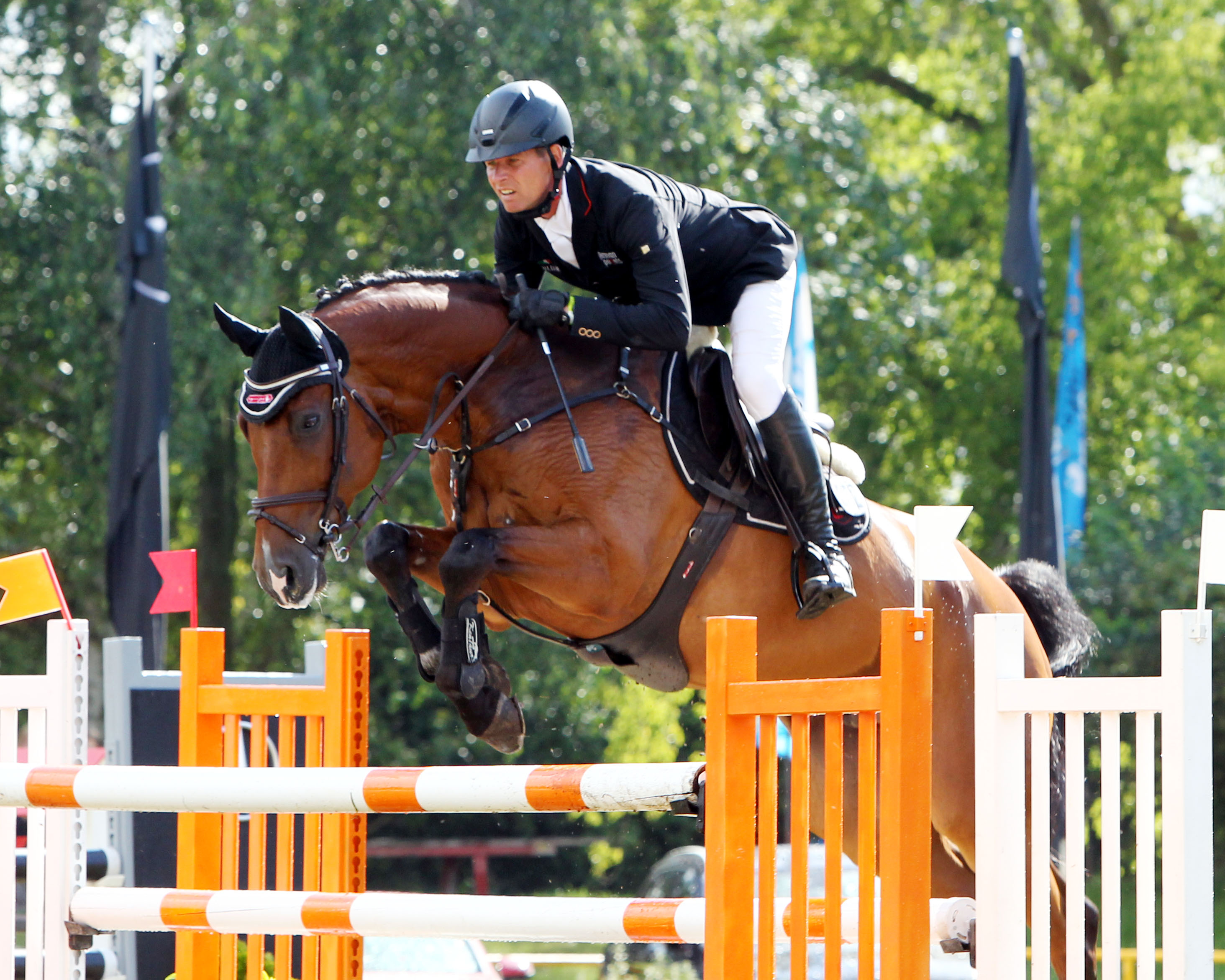 Zu den sportlichen Aushängeschildern des gastgebenden Reitvereins Hofgut Redentiner Mühle gehört Danny Schröder. Hier auf dem 11-jährigen Crawallo BS, mit dem er 2019 Vierter im Großen Drei-Sterne-Preis von Mühlengeez wurde. Foto: Jutta Wego