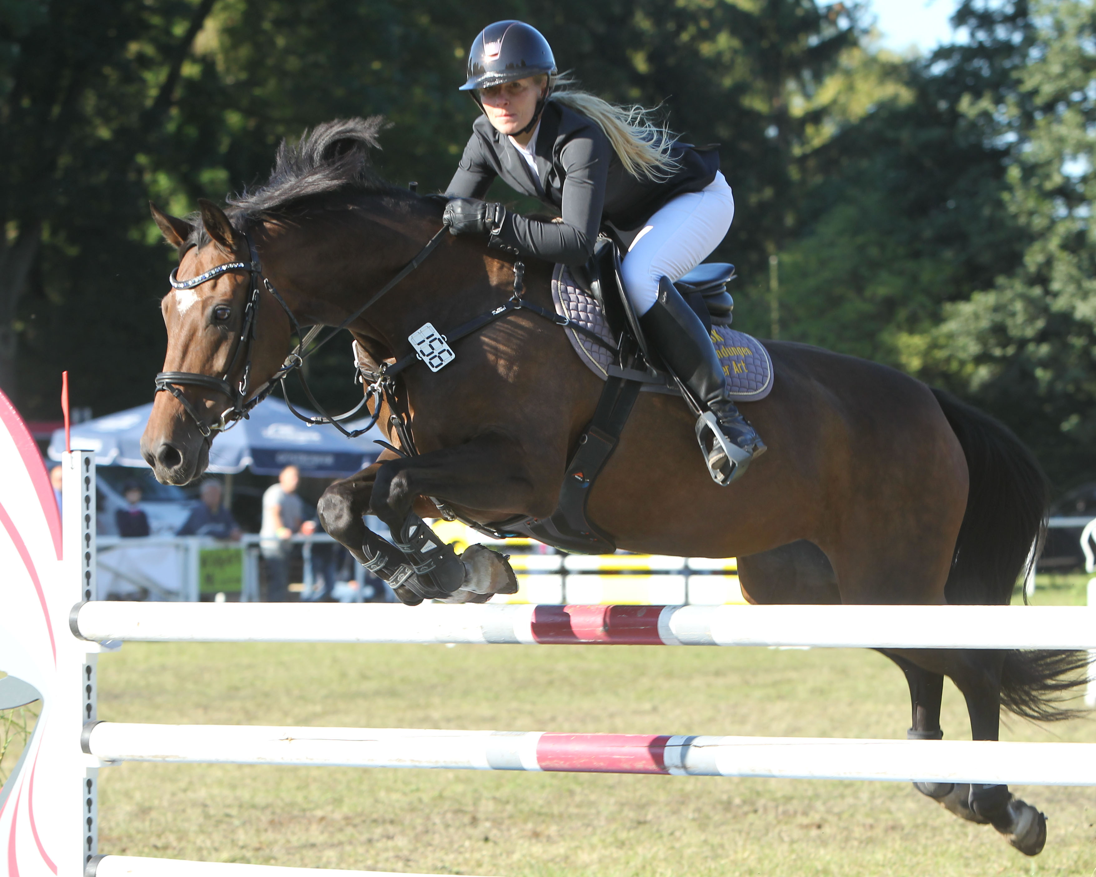 Mit der 9-jährigen Mecklenburger Stute Chiwa DSK hat Juliane Weihs aus Grevesmühlen in Oberhof das L- und M-Springen gewonnen. Foto: Jutta Wego