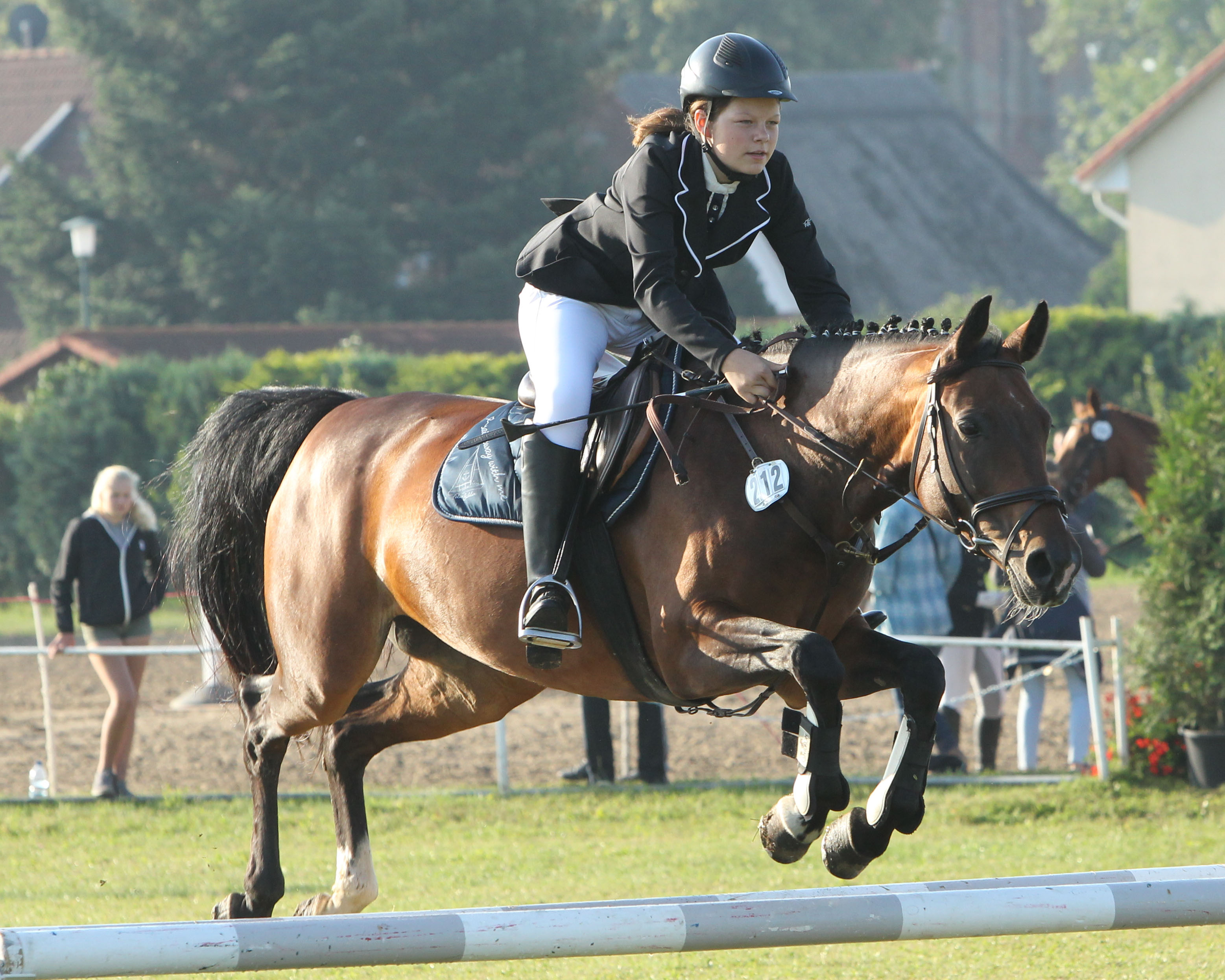 Auf der Erfolgsstute Ladina ihres Opas Harald Heiden gewann Mia Heiden (Klein-Labenz) ein A-Springen und wurde in einem weiteren Zweite. Foto: Jutta Wego