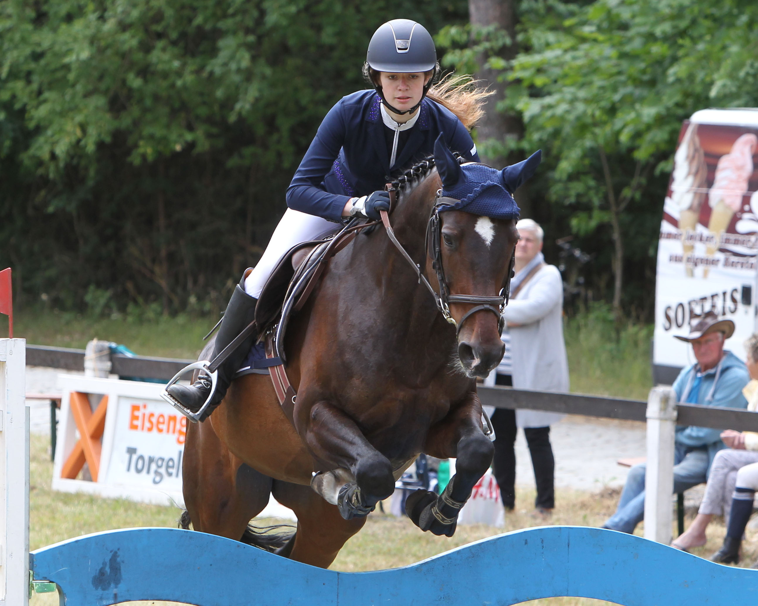 Laura Petschick aus Ueckermünde - hier auf Chiara - hat am Sonntag alle drei A-Springen in Ahlbeck/Ludwigshof gewonnen. Foto: Jutta Wego