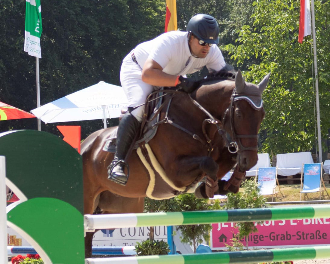 Zwei seiner drei zweiten Plätze beim internationalen Turnier in Paderborn holte sich Benjamin Wulschner mit dem 10-jährigen Wallach Quidditsch. Foto: KaLo
