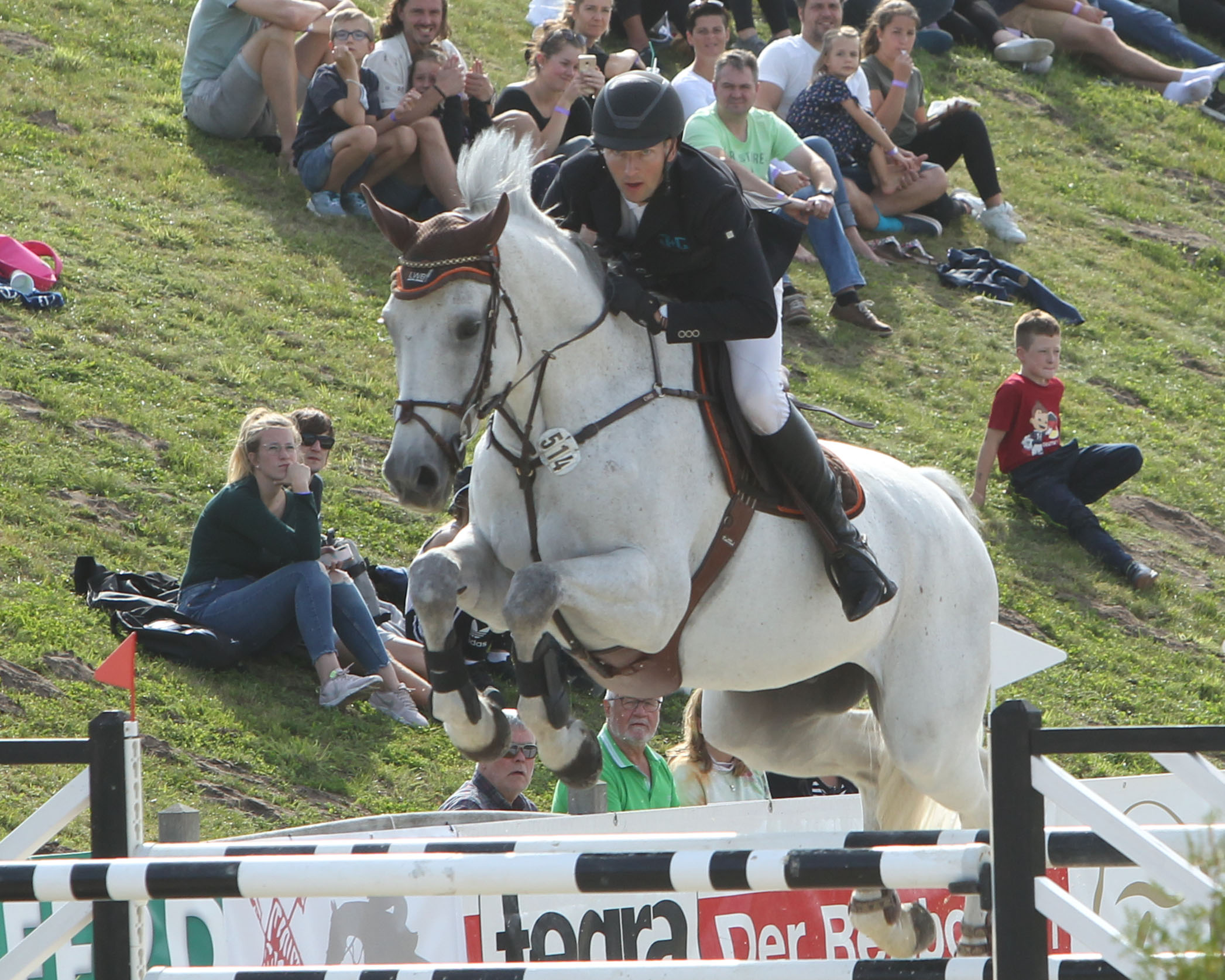 Der 40-jährige Ulf Ebel aus Polzow hat mit seinem eigenen 10-jährigen Schimmel Zarin den Großen Preis bei der 1. OSTSEE TROPHY in Hof Redentin gewonnen. Foto: Jutta Wego