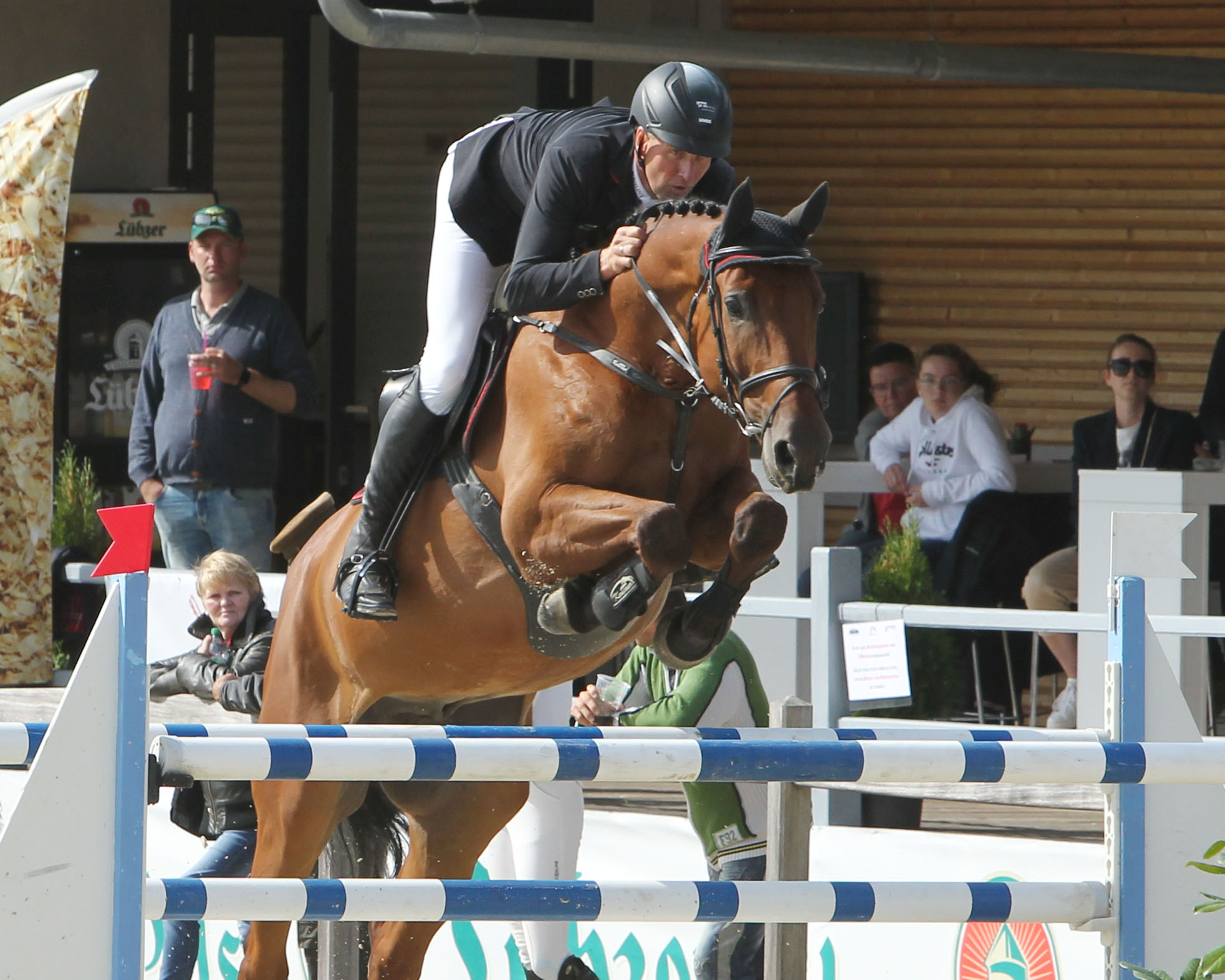 Auf seinem neuen Pferd Conacco wurde André Thieme (Plau) in beiden bedeutendsten Springen der 1. OSTSEE TROPHY in Hof Redentin Zweiter. Auch Turnierleiter Christoph Legler (hinten links) schaut André Thieme erstaunt zu. Foto: Jutta Wego