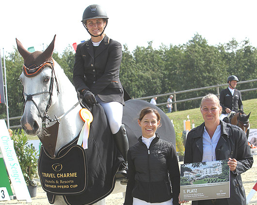 Turnierleiterin Kathrin Wiedmer gratuliert der strahlenden Siegerin im Championat, dem zweitwichtigsten Springen der 1. OSTSEE TROPHY. Foto: Jutta Wego