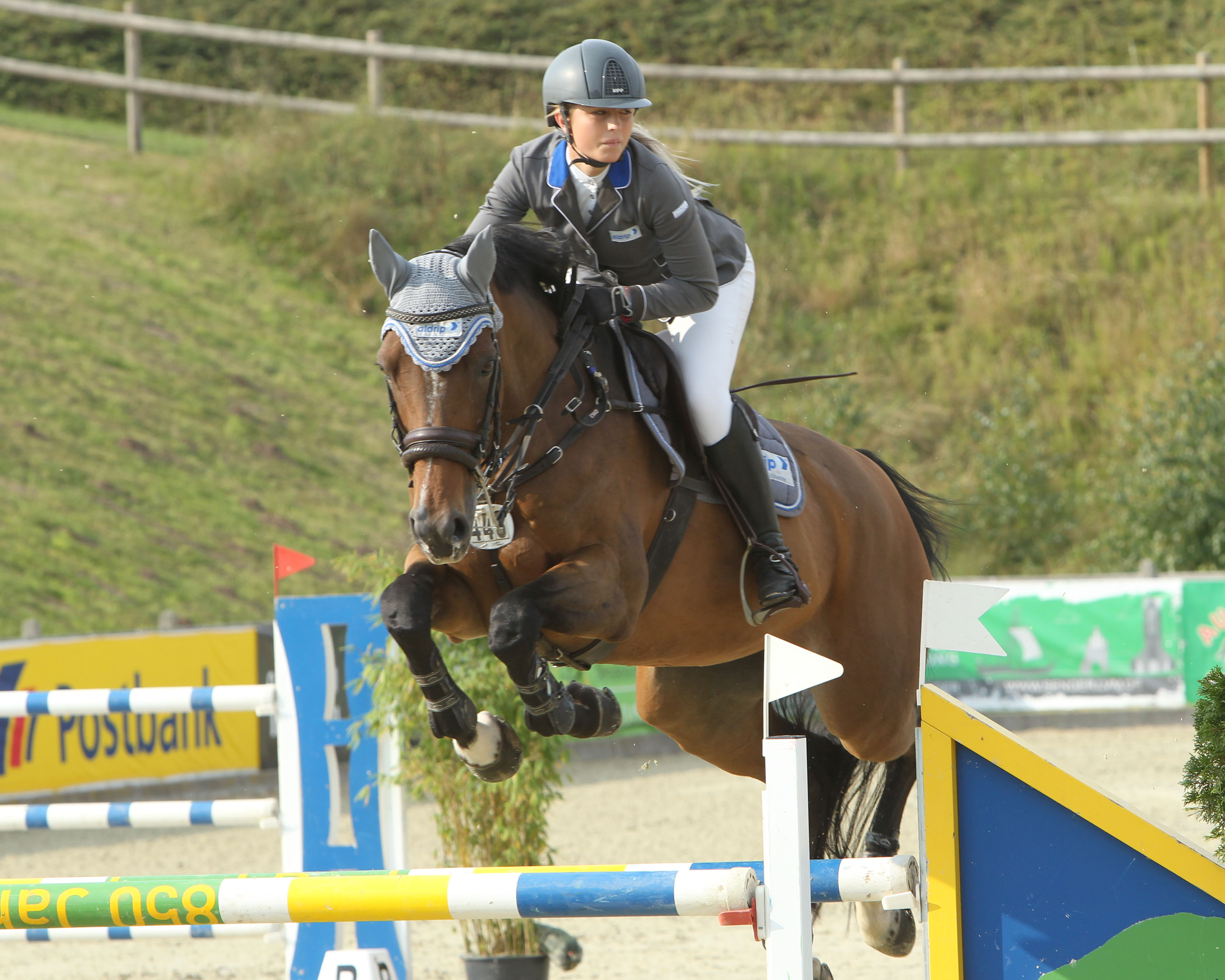 Ein erfolgreiches Wochenende erlebte in Hof Redentin auch die 21-jährige Christin Wascher (Redefin), die mit Queen Waltraud Fünfte im Großen Preis wurde, im Championat Achte und Zweite in der Qualifikation zur Junior-Future-Tour. Foto: Jutta Wego
