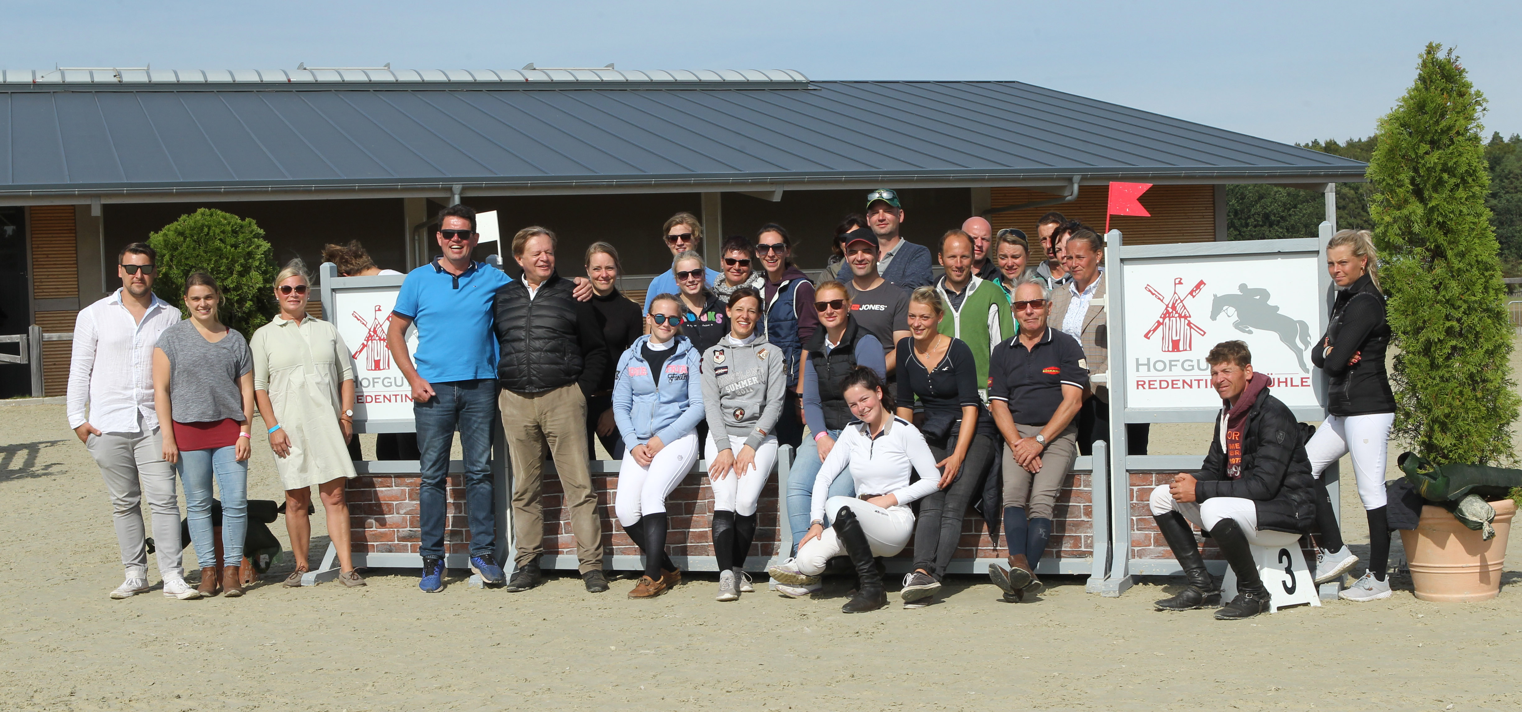 Groß war das Helferteam in Hof Redentin, das zum Gelingen der 1. OSTSEE TROPHY beigetragen hat. Foto: Jutta Wego