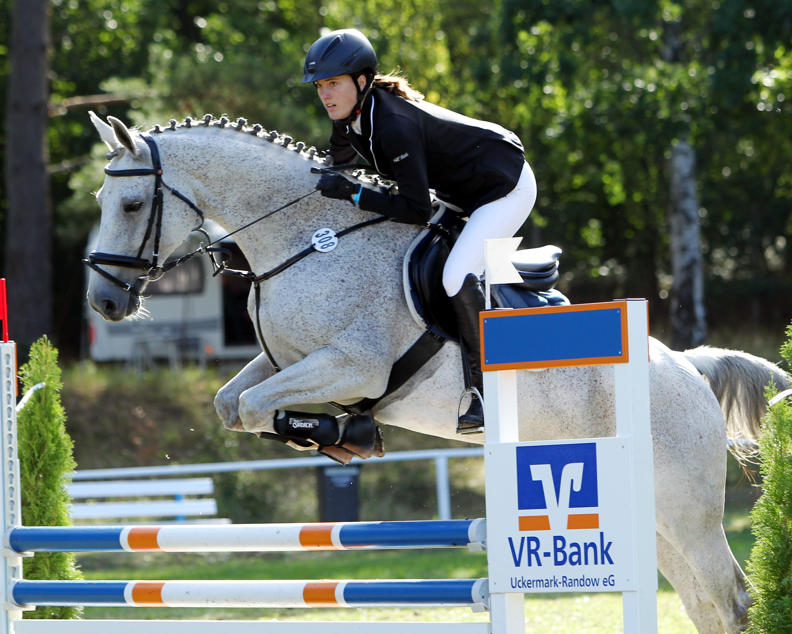 Zu den Reitern des Gastgebers, dem RFV Poseritz, gehört die 16-jährige Hanna Zilian, die im August das Stilspringen in Trent/Zubzow mit Queenie gewann. Foto: Jutta Wego