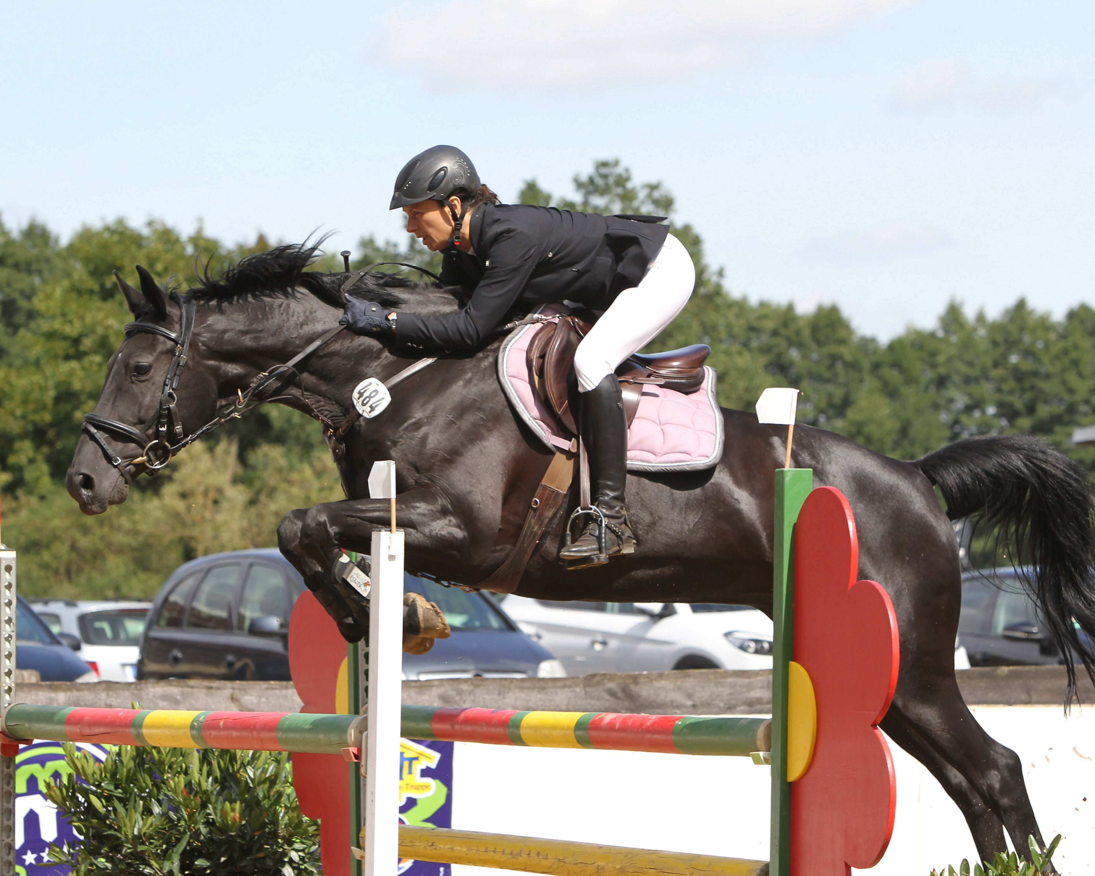 Die 47-jährige Gesine Jürgens nahm mit dem 14-jährigen Ussandro am Deutschen Amateur-Springchampionat teil, hat die 2. Wertungsprüfung gewonnen und landete in der Gesamtwertung auf Rang 12. Foto: Jutta Wego