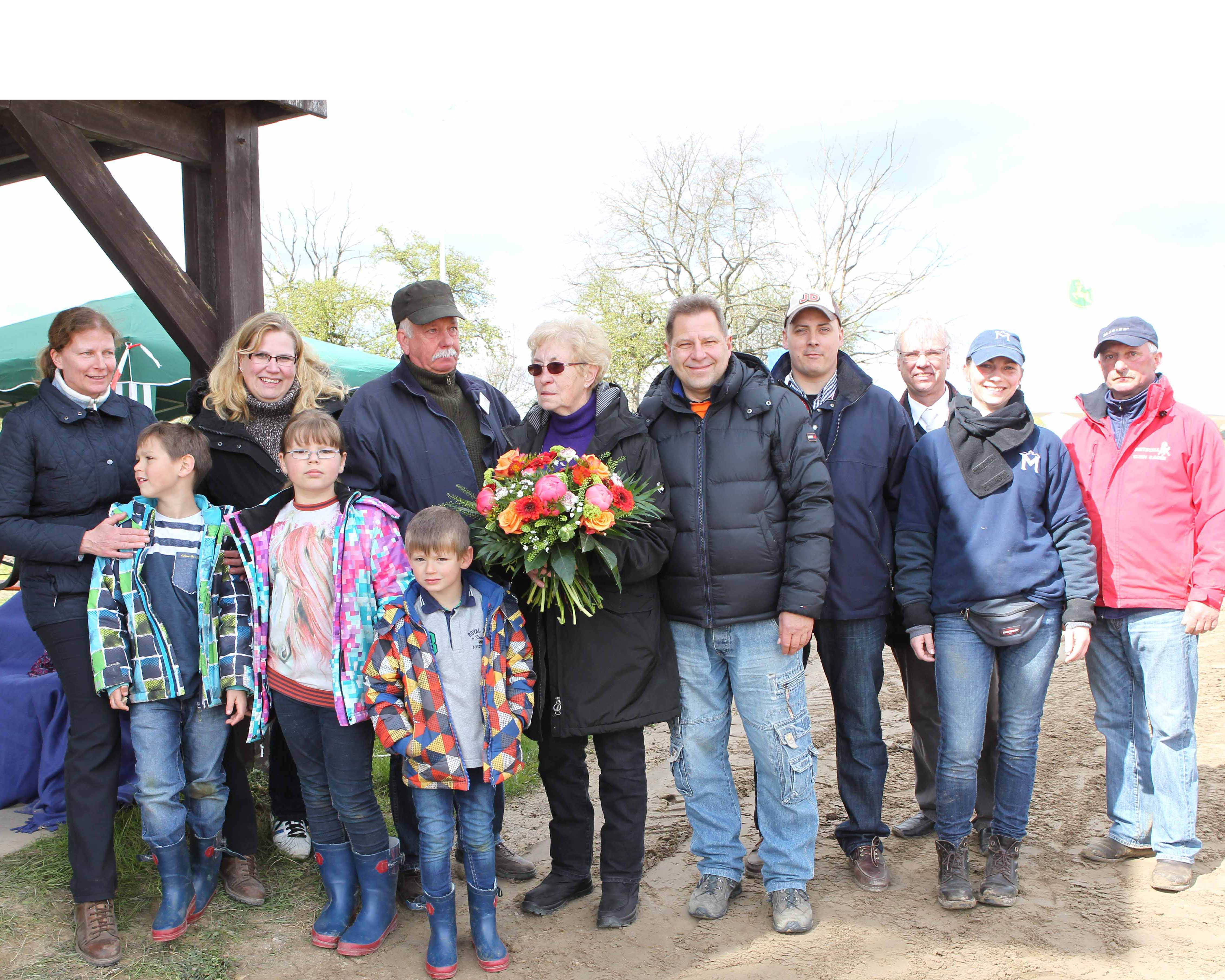 Mitglieder des Reitclubs Passin ehren im Jahre 2016 ihre langjährige Vorsitzende Renate Herzog (Mitte), die den Reiterhof 1990 mit ihrem verstorbenen Mann Herbert Herzog übernommen hatte und zu großer Bekanntschaft führte. Nach ihr übernahm Hans-Joachim Begall (3.v.r.) den Vorsitz des Reitclubs. Foto: Jutta Wego