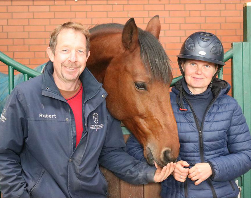 Springreiterin Kati Lekander mit ihrem Mann Robert Widmann und O-Randa. Die siebenjährige Stute ist das Lieblingspferd der Finnin. ©