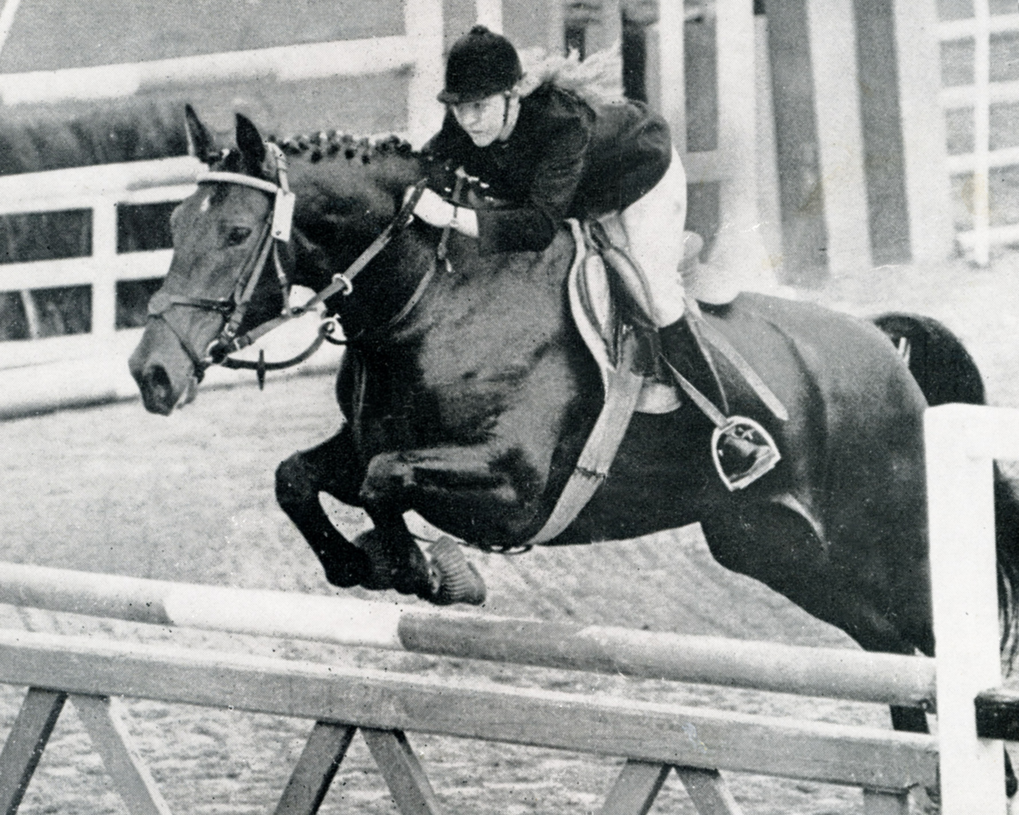 Ein Foto aus Jugendzeiten zeigt Regina Falkenthal mit Donbrücke, als sie 1974 in Jüterbog unter der Trainingsleitung von Peter Henke DDR-Meisterin bei den Damen wurde. Foto: Repro Mihatsch