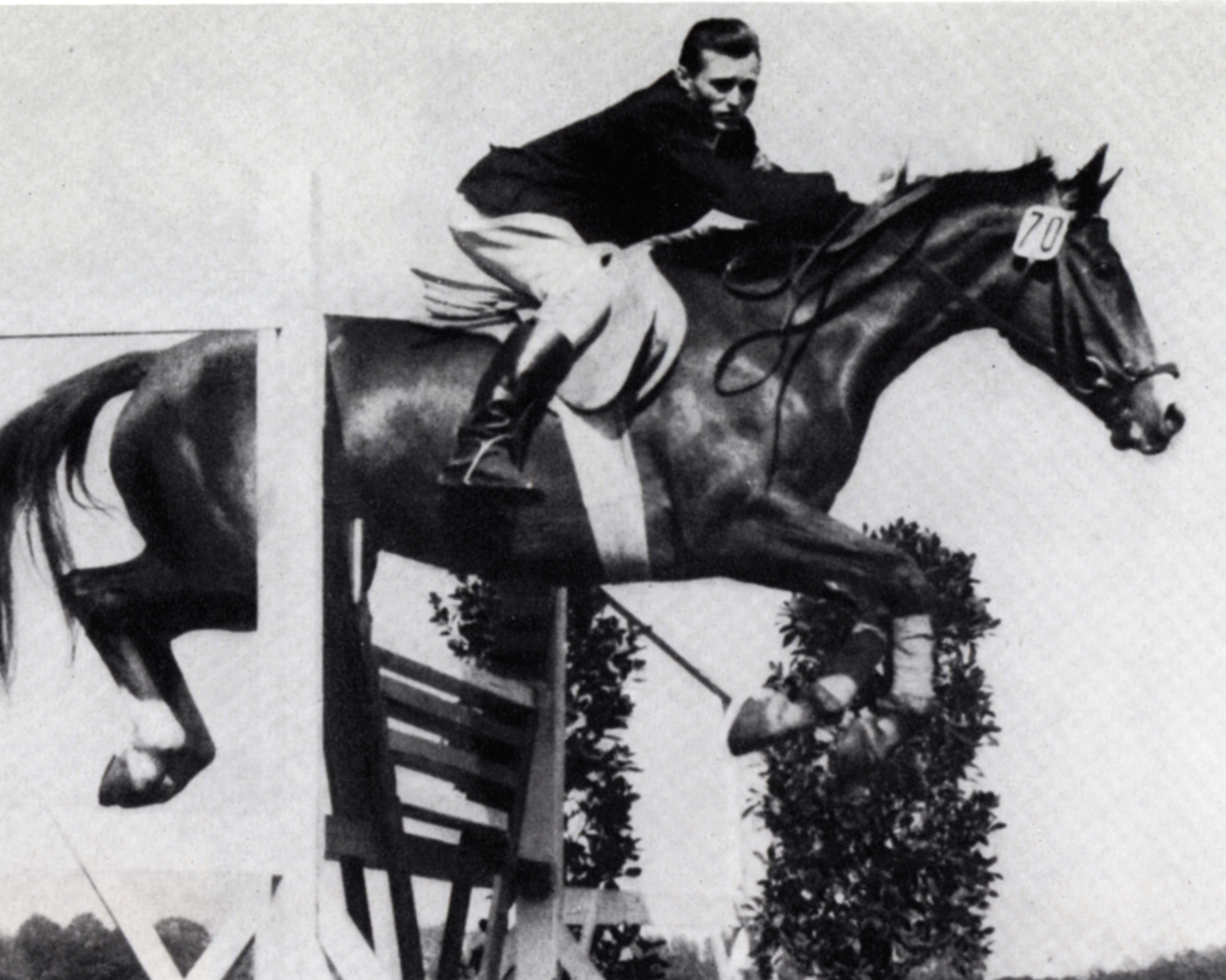 Zu den ersten Akteuren des Pferdesports der DDR, die Geschichte geschrieben haben, gehört Siegfried Hochloch, der ursprünglich aus Rostock stammt (hier 1954 mit der Stute Linde). Später war er erfolgreicher Springreiter beim Armeesportclub Potsdam und nach seiner aktiven Zeit viele Jahre als Trainer beim ASK tätig. Foto: Menzendorf