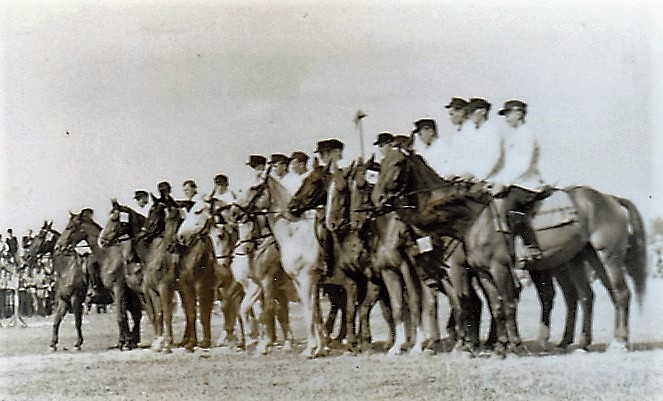 Quadrillenreiten gehörte in den Anfangsjahren auf vielen Turnieren in der DDR zum Programm. So wie hier in Schwetzin im Jahre 1955. Der Neunte von rechts auf dem letzten Schimmel (Stute Avanti von Abendstern) ist Josef (Jupp) Birkemeyer (2015 mit 85 Jahren gestorben) der den Pferdesport in Schwetzin geprägt und zu dem gemacht hat (auch mich), was er dort (in meinem Heimatdorf) von 1953 bis 1977 war. Schon damals auf dem Turnierplatz (eine Koppel meines Onkels Josef Rieping der 1953 in den Westen ging) den auch viele Jüngere noch kennen und dort Turniere besucht haben. 1963 haben wir auf Initiative von Jupp Birkemeyer das Drei-Stufen-Billard nachgebaut (für viele ein Schreckhindernis (hinten an der 3. Stufe ging es 1,50m runter), das auch auf dem ASK-Platz in Potsdam stand. Archivfoto