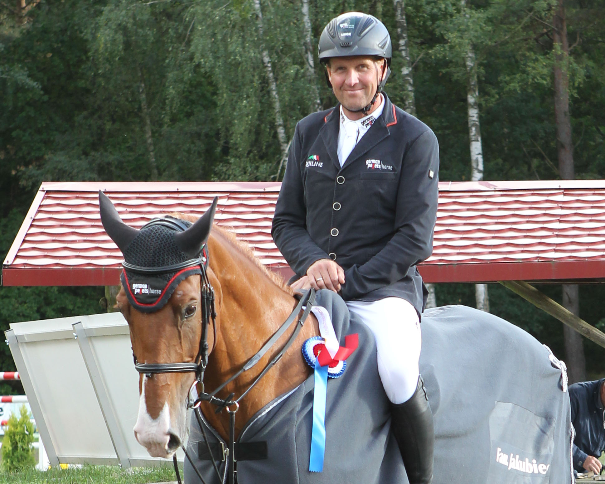 André Thieme (Plau am See) wurde vom Springausschuss des Deutschen Olympiade-Komitees für Reiterei (DOKR) für das Olympiajahr 2021 mit Chakaria (v. Chap), gezogen von Martin Jürgens (Polzow) neu in den Perspektivkader aufgenommen. Foto: Jutta Wego