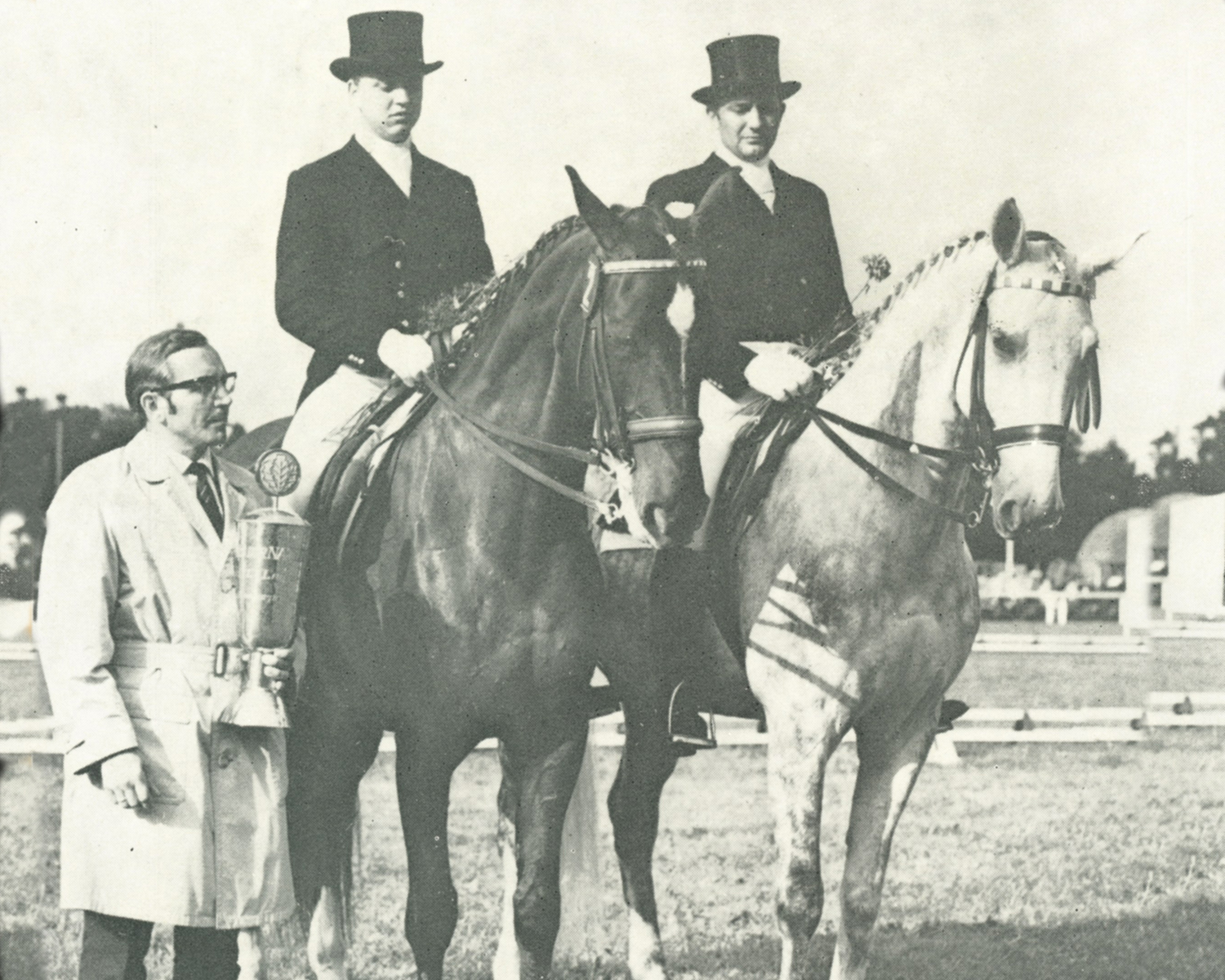 Der gebürtige Demminer Hans-Werner Krüger (links) hat, mit 13 an der Zahl (darunter 5 Titel), die meisten Medaillen für die Nordbezirke geholt. Auf dem Foto mit Akazie II (v. Abu Afas ox), in Demen bei Gadebusch geboren. Neben im Horst Köhler auf Semafor, der in Sietow b. Röbel mit dem Reiten begann und viele Jahre zusammen mit Wolfgang Müller und Gerhard Brockmüller das Aushängeschild des Dressursports der DDR war. Das Foto zeigt die gebürtigen Mecklenburger bei einer internationalen Siegerehrung mit ihrem Trainer Dieter Schulze, der 1958 mit der Mecklenburger Stute Bianka DDR-Meister im Springen wurde.  Foto: Mihatsch