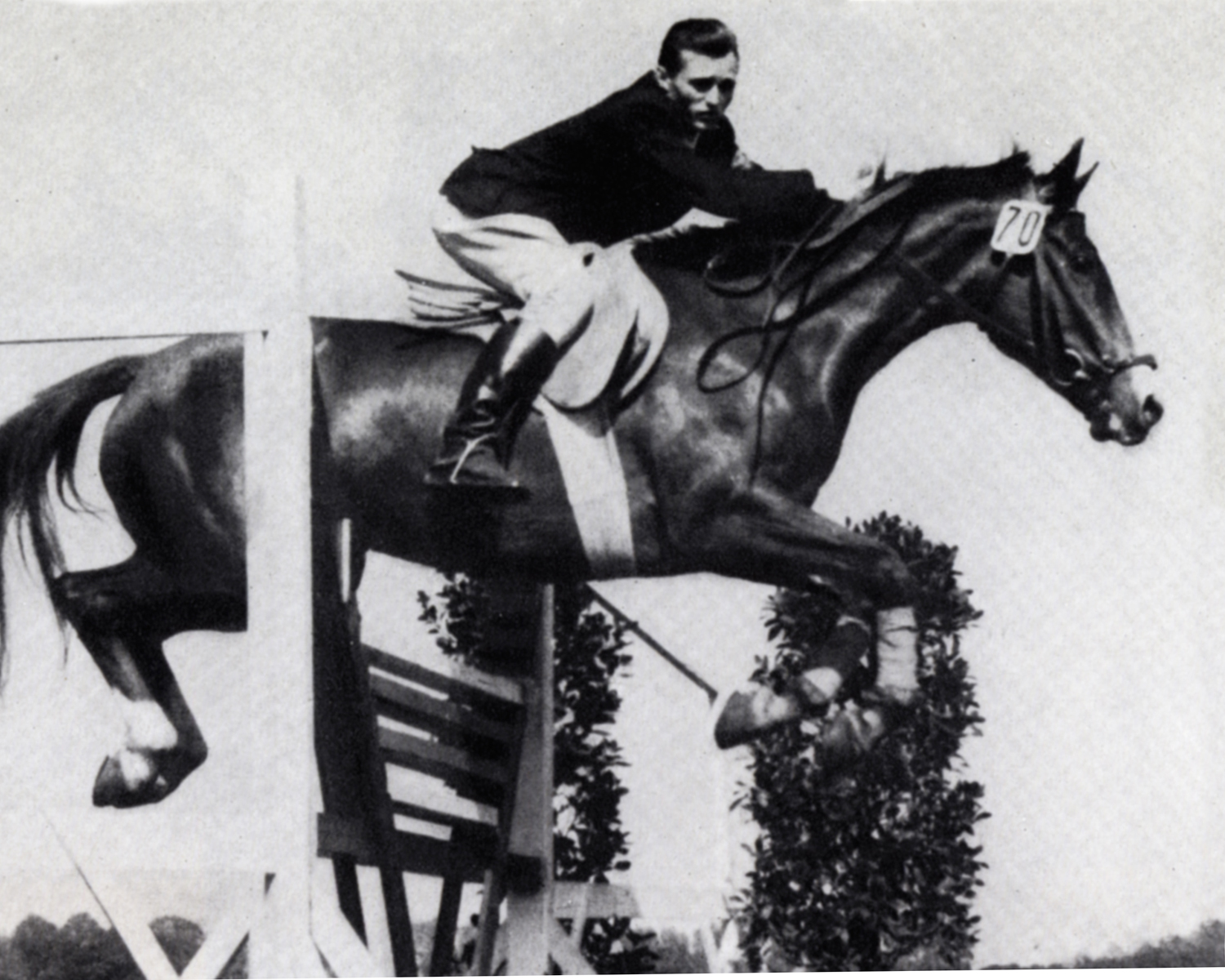 Erster DDR-Meister im Springen wurde 1953 Siegfried Hohloch mit Linde. Er fing in Rostock mit dem Reitsport an und ging dann zum SC Halle Kreuz, wo er auf Linde traf und seinen Titel 1954 wiederholte. Die meiste Zeit seiner Karriere verbrachte er beim ASK „Vorwärts“ Potsdam wo er auch lange als Trainer wirkte. Foto: Mihatsch