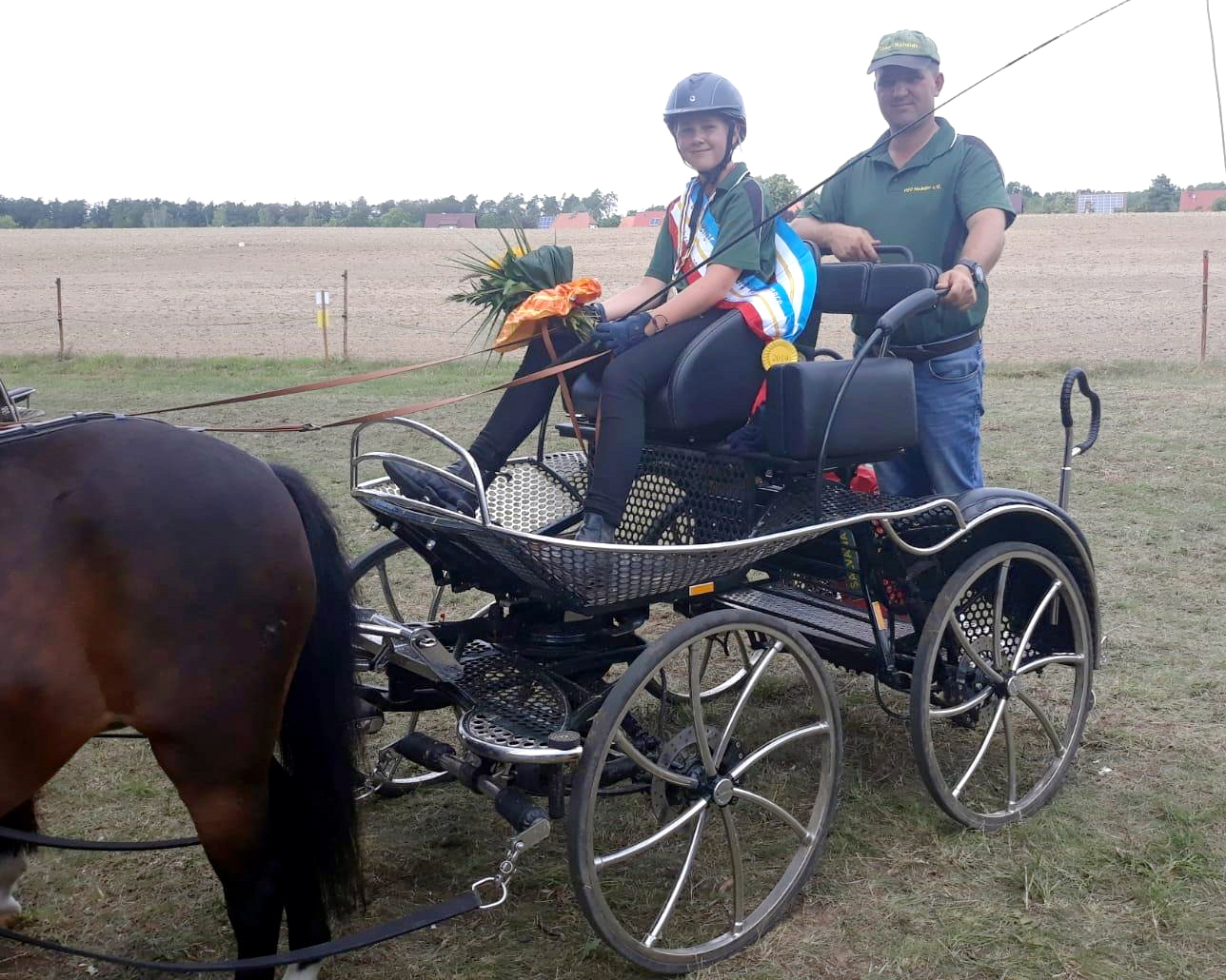 Zum Kaderaufgebot in Mecklenburg-Vorpommern für 2021 gehört auch die 14-jährige Michelle Schildt aus Groß Nieköhr (hier mit ihrem Vater und Trainer Mario Schildt). 2020 gab es für die jungen Fahrer wegen Corona keine Möglichkeit sich auf Turnieren zu präsentieren. Die Hoffnung ist groß, dass es 2021 anders wird. © Jutta Wego