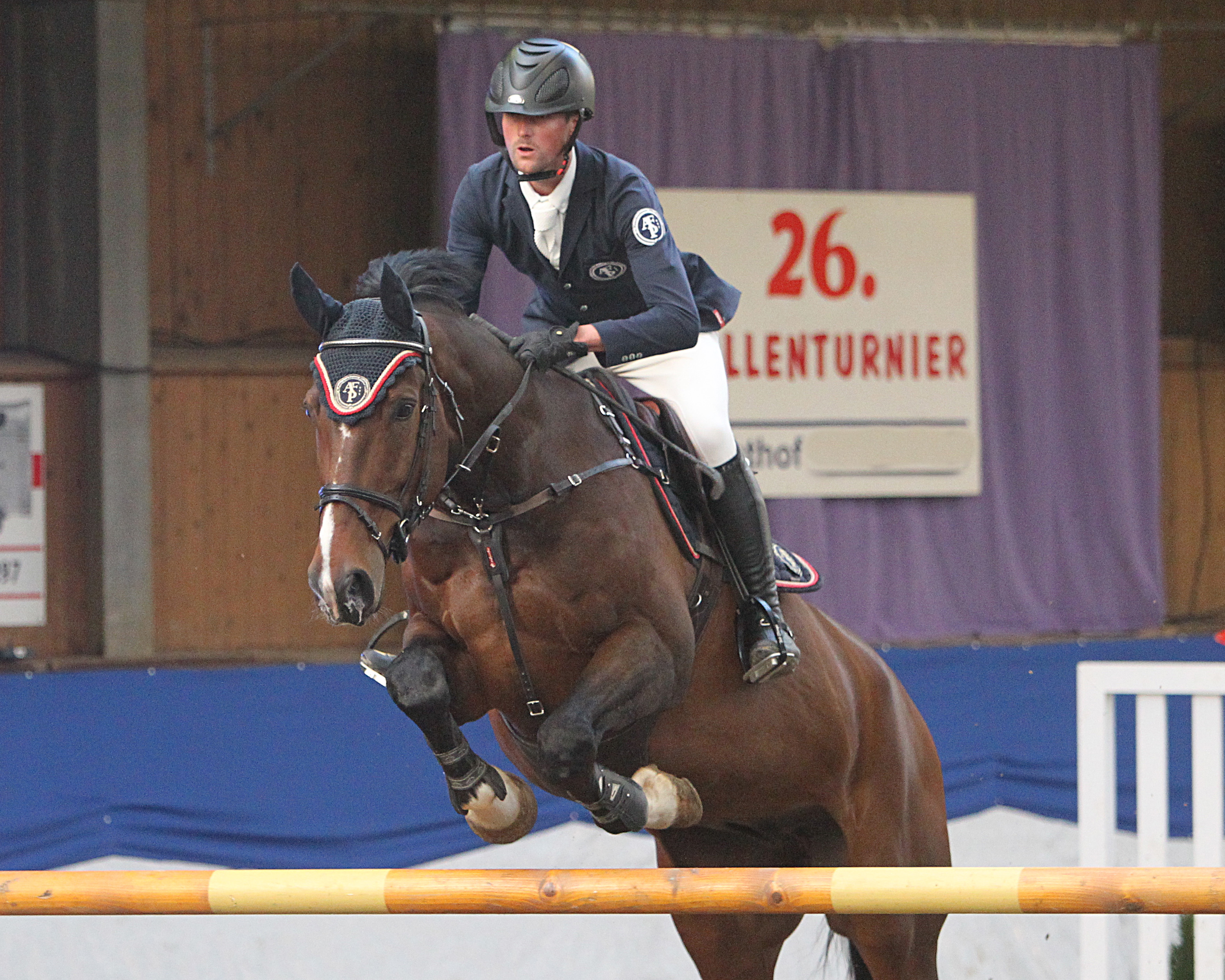 Der 14-jährige Quester zeigte sich beim Berufsreiterturnier in Negernbötel von seiner besten Seite und gewann mit seinem Gadebuscher Reiter Philipp Makowei zwei M-Springen. © Jutta Wego