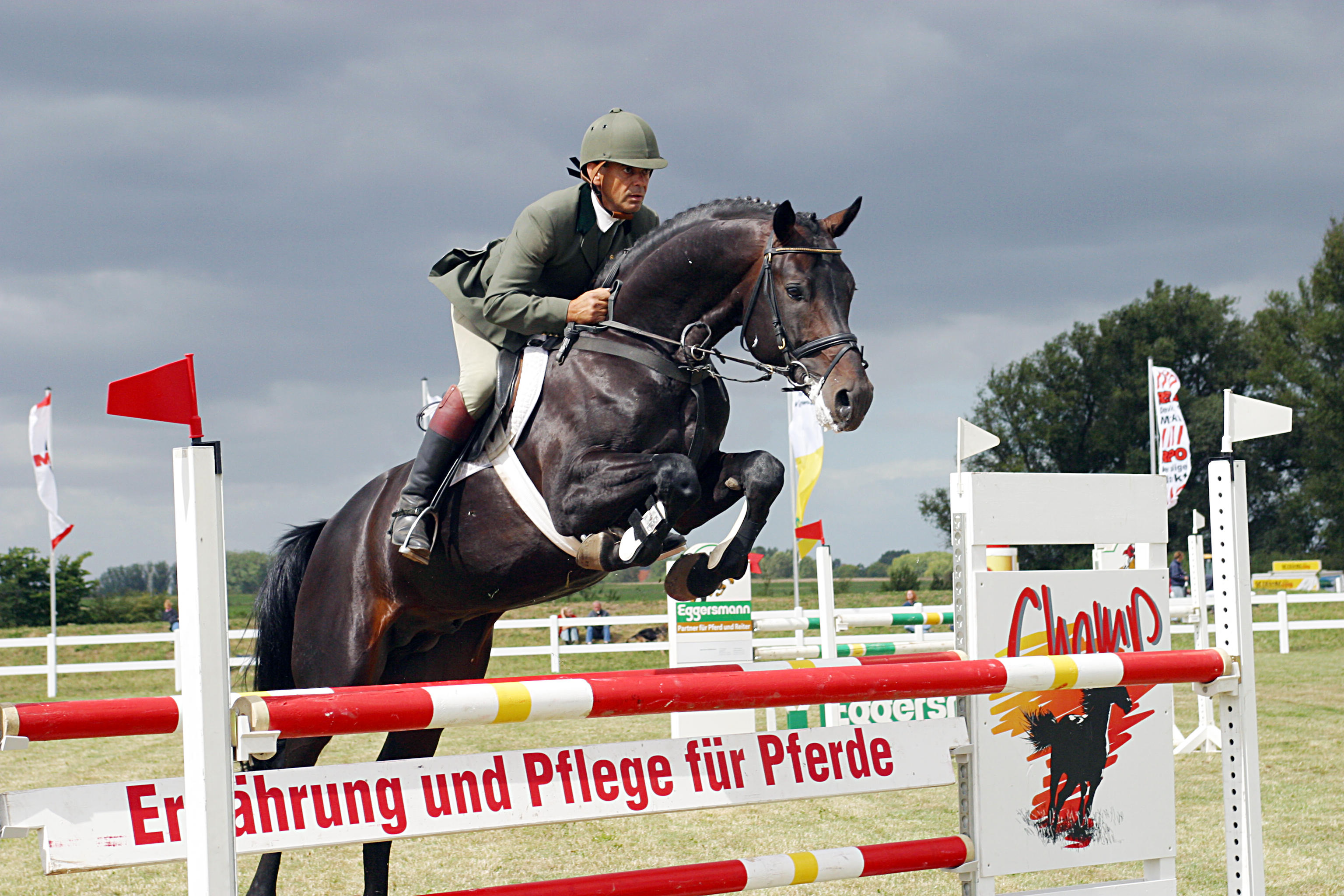 Im Jahre 2006, 22 Jahre nach dem Grand Prix-Sieg in Löbnitz, hat Rolf Günter im Alter von 51 Jahren mit dem Landgestütshengst Grabenstern, dessen Vater Grabensee er auch erfolgreich bis Klasse S ritt, sein letztes S-Springen gewonnen. © Jutta Wego