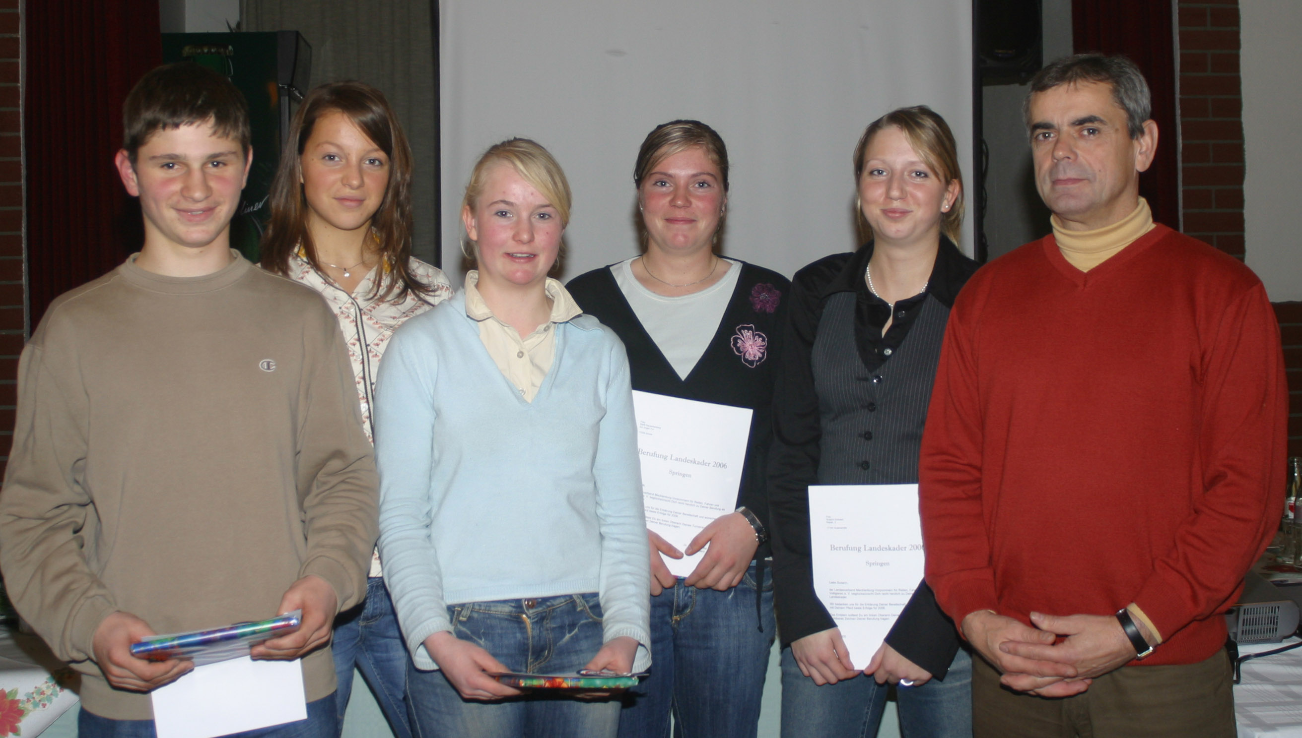 Zurecht stolz war Rolf Günther als Honorartrainer Springen auf seine Kaderspringreiter, die er zu beachtlichen Erfolgen führte: v.l.n.r. Lars Köhler, Michaela Jörke, Steffi Rauschenberg, Ronja Bergmann, Susann Eckwert 2005 mit Rolf Günther. © Jutta Wego