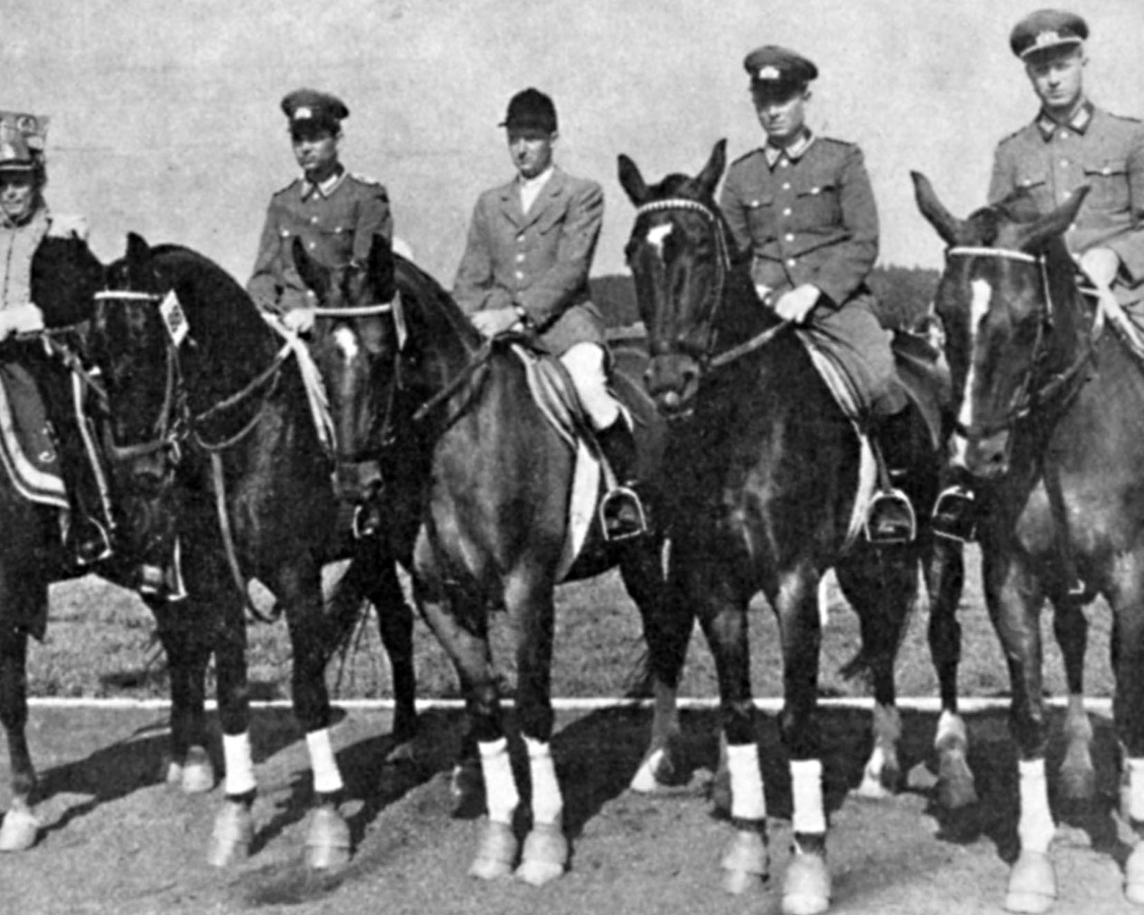 Die Springequipe der DDR wurde 1965 beim Nationenpreisen von Olsztyn (Polen) Zweite. Für die DDR ritten v.l.: Fredo Kasten auf Oleander, Manfred Nietschmann auf Fackel, Reinhold Schierle auf Kosmos und Werner Hakus auf Koran.© Mihatsch