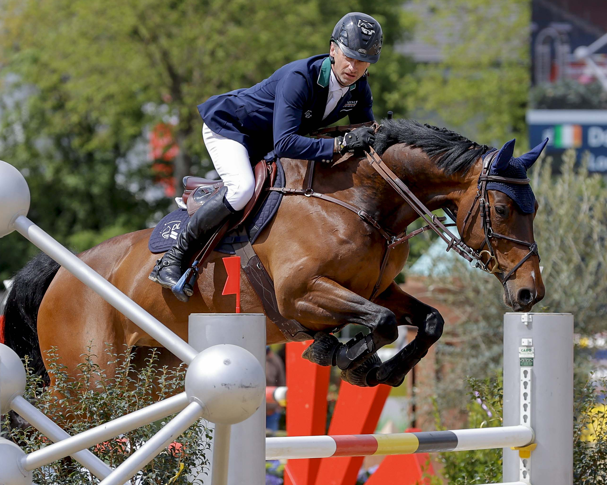 Lokalmatador Richard Vogel (oben) vor „Geburtstagskind“ Denis Lynch (Irland) so lautete am Montag, dem zweiten Tag des Spring-Blocks beim 57. Mannheimer Maimarkt-Turnier, das Ergebnis der Zeitspringprüfung. © Spoprtfoto Lafrentz